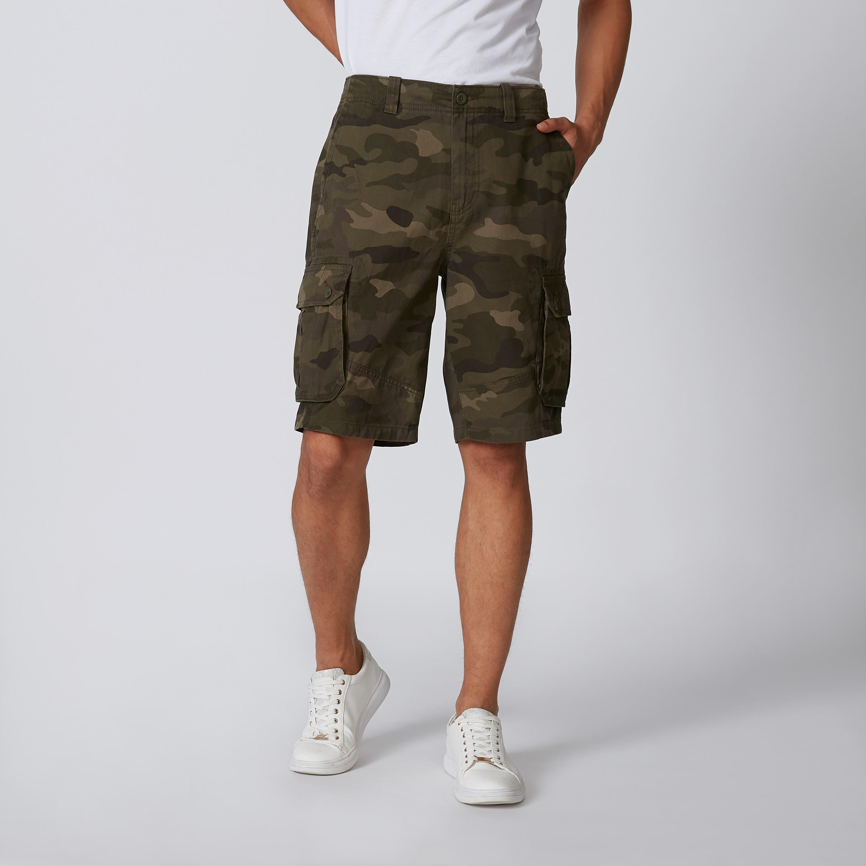 شورت بقصّة سليم وخصر متوسط الارتفاع وجيوب وطبعات مموّهة-men-clothing-bottoms-shorts-image-1