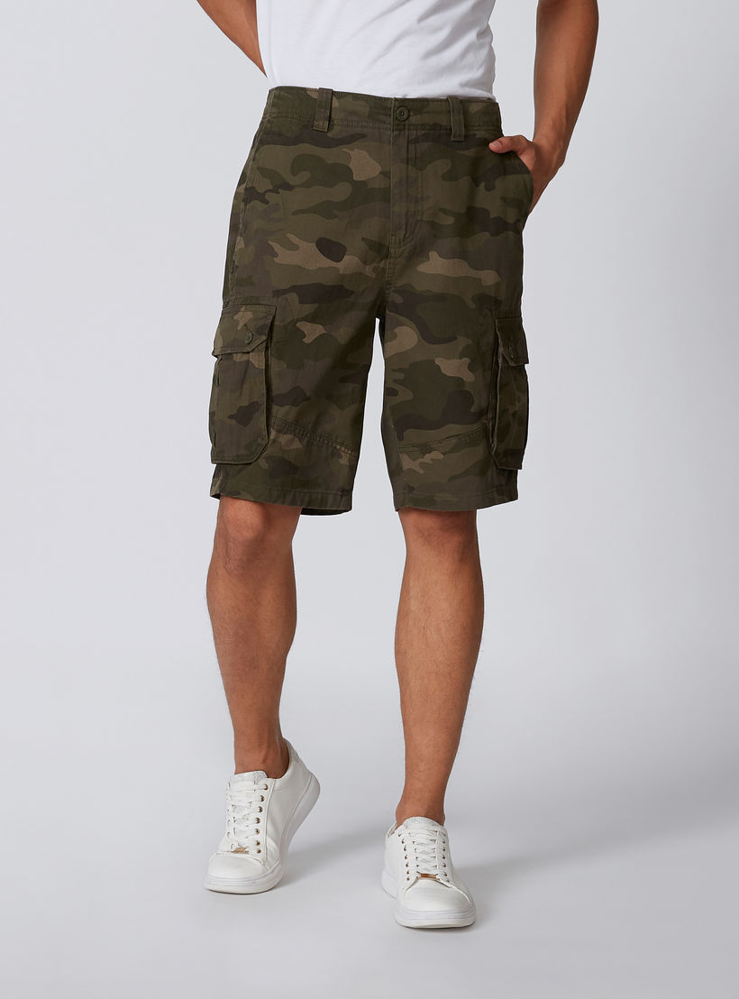 شورت بقصّة سليم وخصر متوسط الارتفاع وجيوب وطبعات مموّهة-men-clothing-bottoms-shorts-image-1