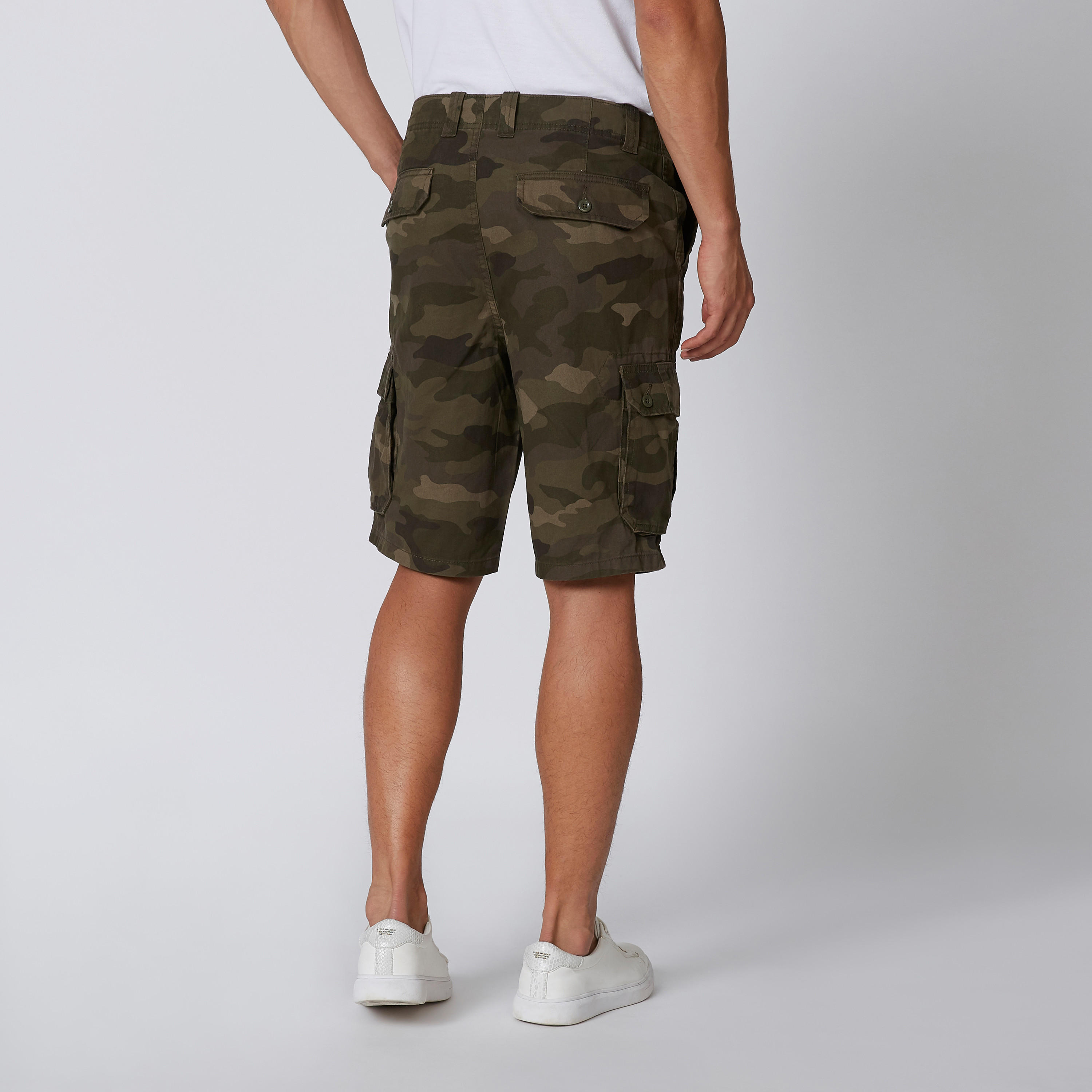 شورت بقصّة سليم وخصر متوسط الارتفاع وجيوب وطبعات مموّهة-men-clothing-bottoms-shorts-image-2