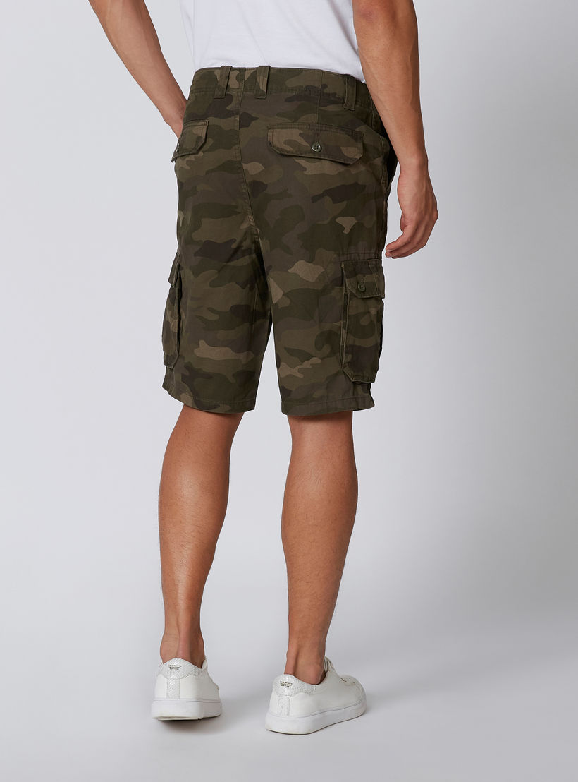 شورت بقصّة سليم وخصر متوسط الارتفاع وجيوب وطبعات مموّهة-men-clothing-bottoms-shorts-image-2