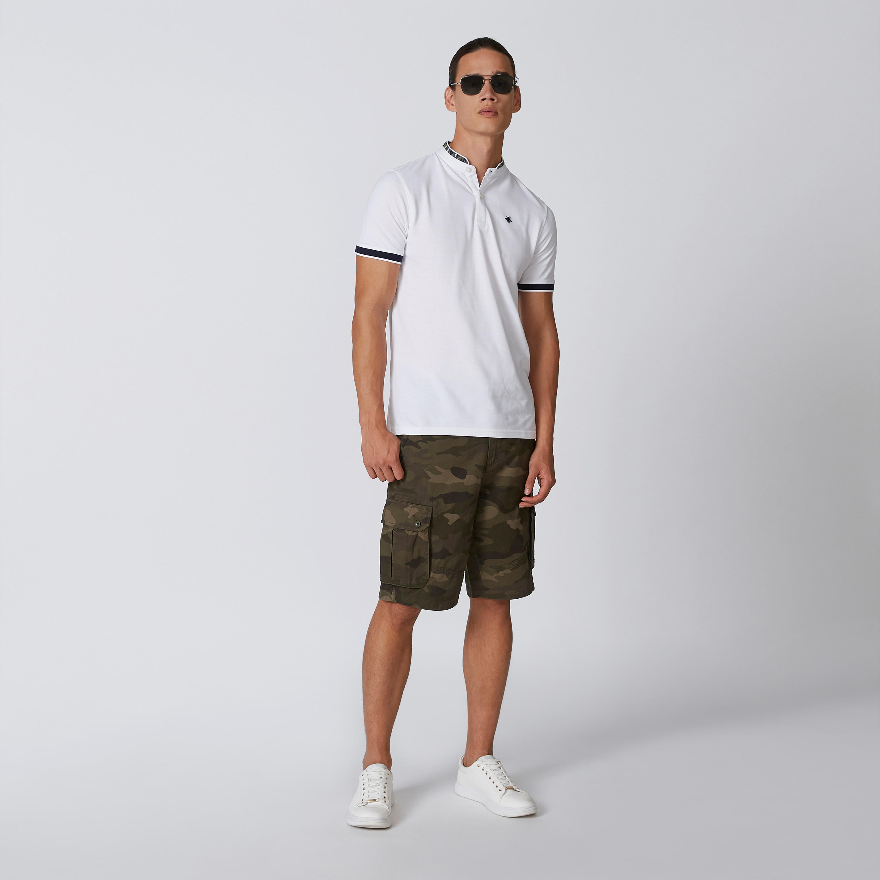 شورت بقصّة سليم وخصر متوسط الارتفاع وجيوب وطبعات مموّهة-men-clothing-bottoms-shorts-image-3