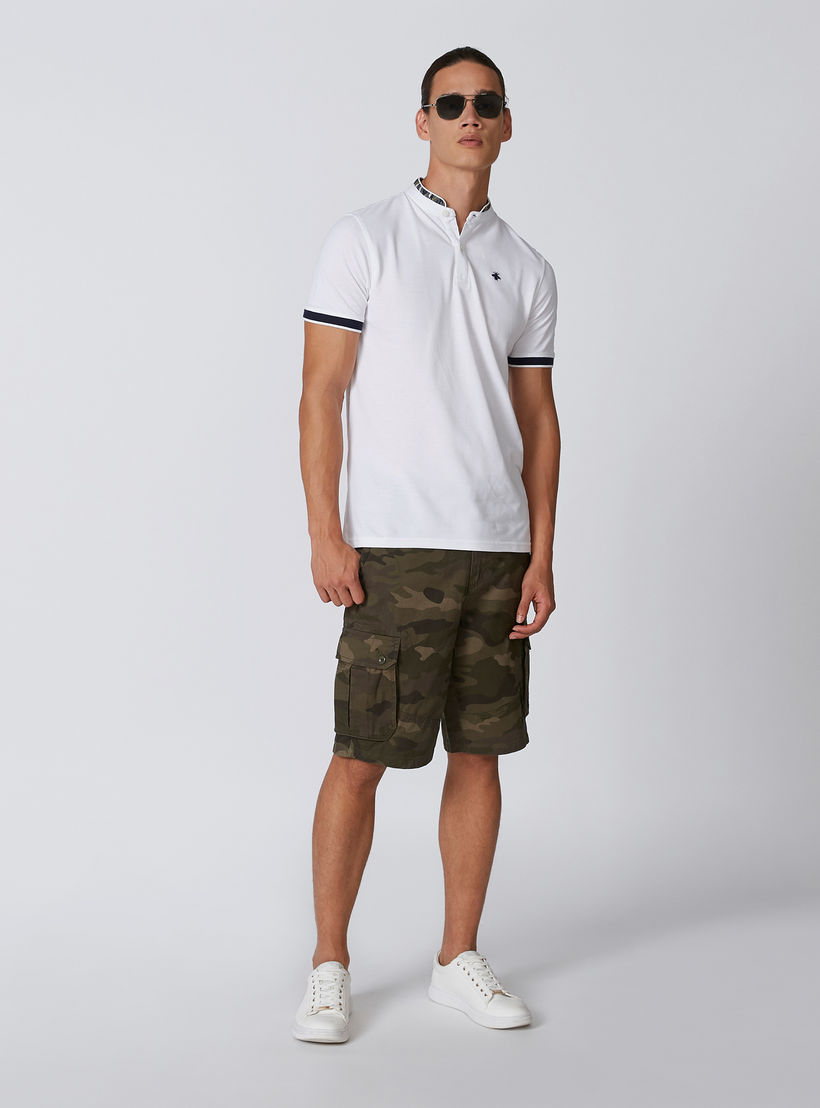 شورت بقصّة سليم وخصر متوسط الارتفاع وجيوب وطبعات مموّهة-men-clothing-bottoms-shorts-image-3