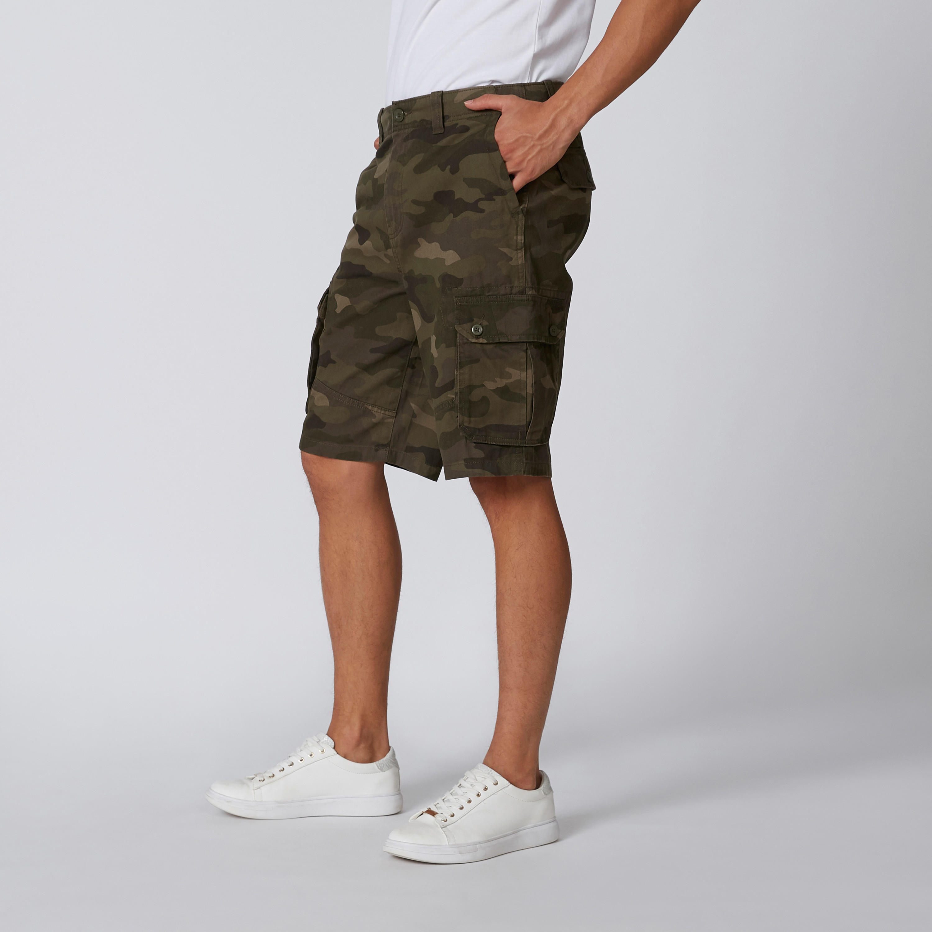 شورت بقصّة سليم وخصر متوسط الارتفاع وجيوب وطبعات مموّهة-men-clothing-bottoms-shorts-image-4