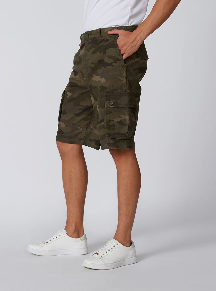 شورت بقصّة سليم وخصر متوسط الارتفاع وجيوب وطبعات مموّهة-men-clothing-bottoms-shorts-image-4