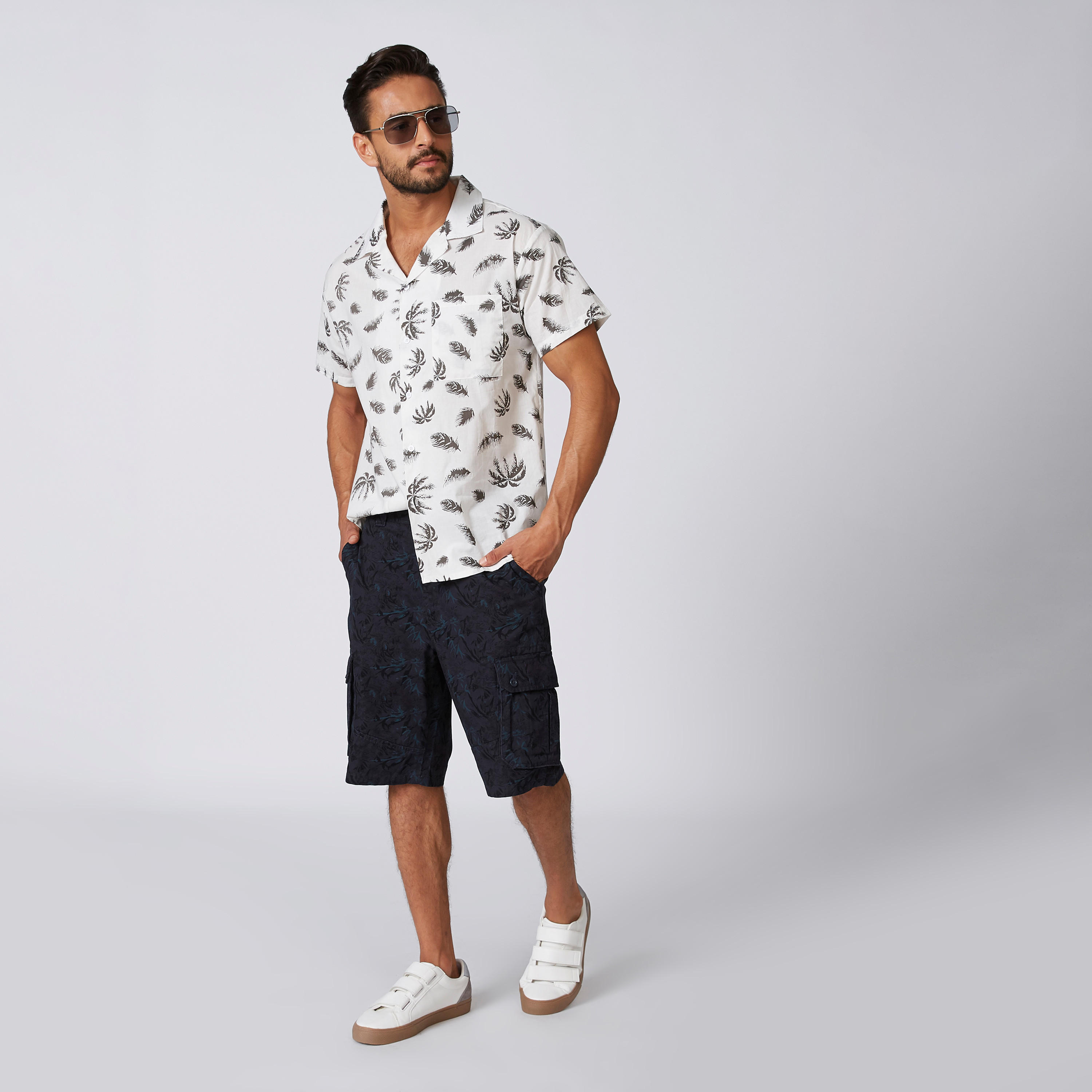 شورت بقصّة سليم وخصر متوسط الارتفاع وجيوب وطبعات-men-clothing-bottoms-shorts-image-1