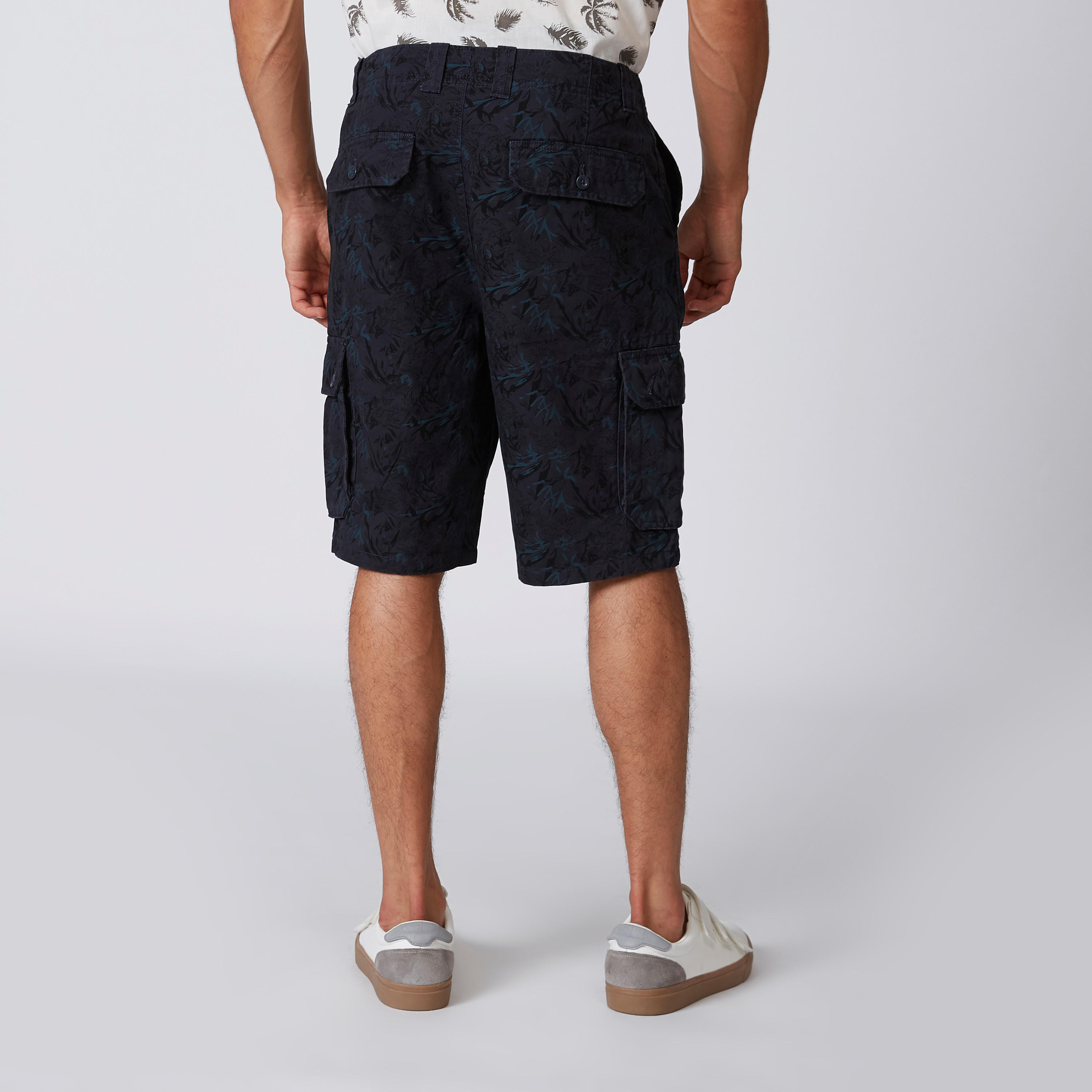 شورت بقصّة سليم وخصر متوسط الارتفاع وجيوب وطبعات-men-clothing-bottoms-shorts-image-2