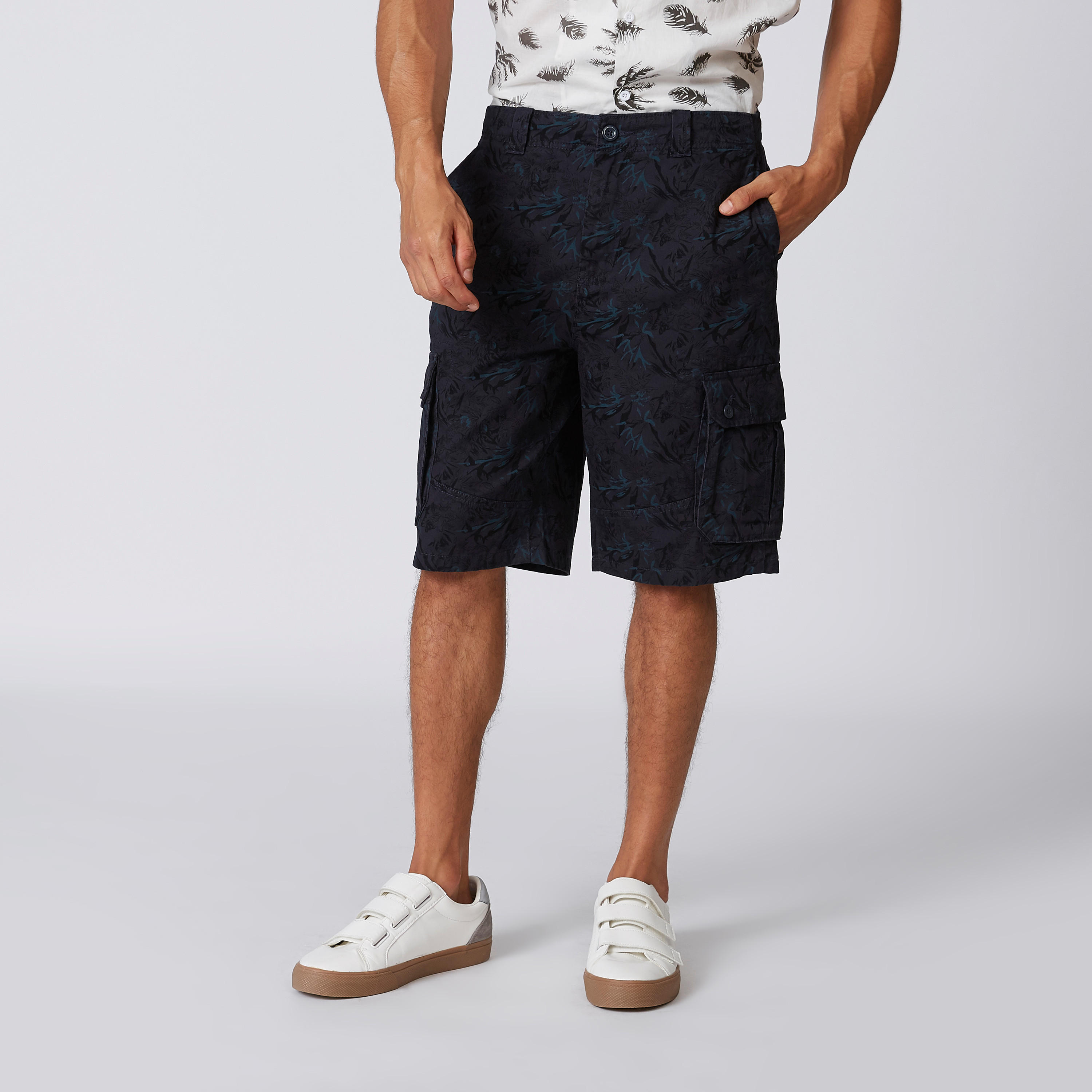 شورت بقصّة سليم وخصر متوسط الارتفاع وجيوب وطبعات-men-clothing-bottoms-shorts-image-3