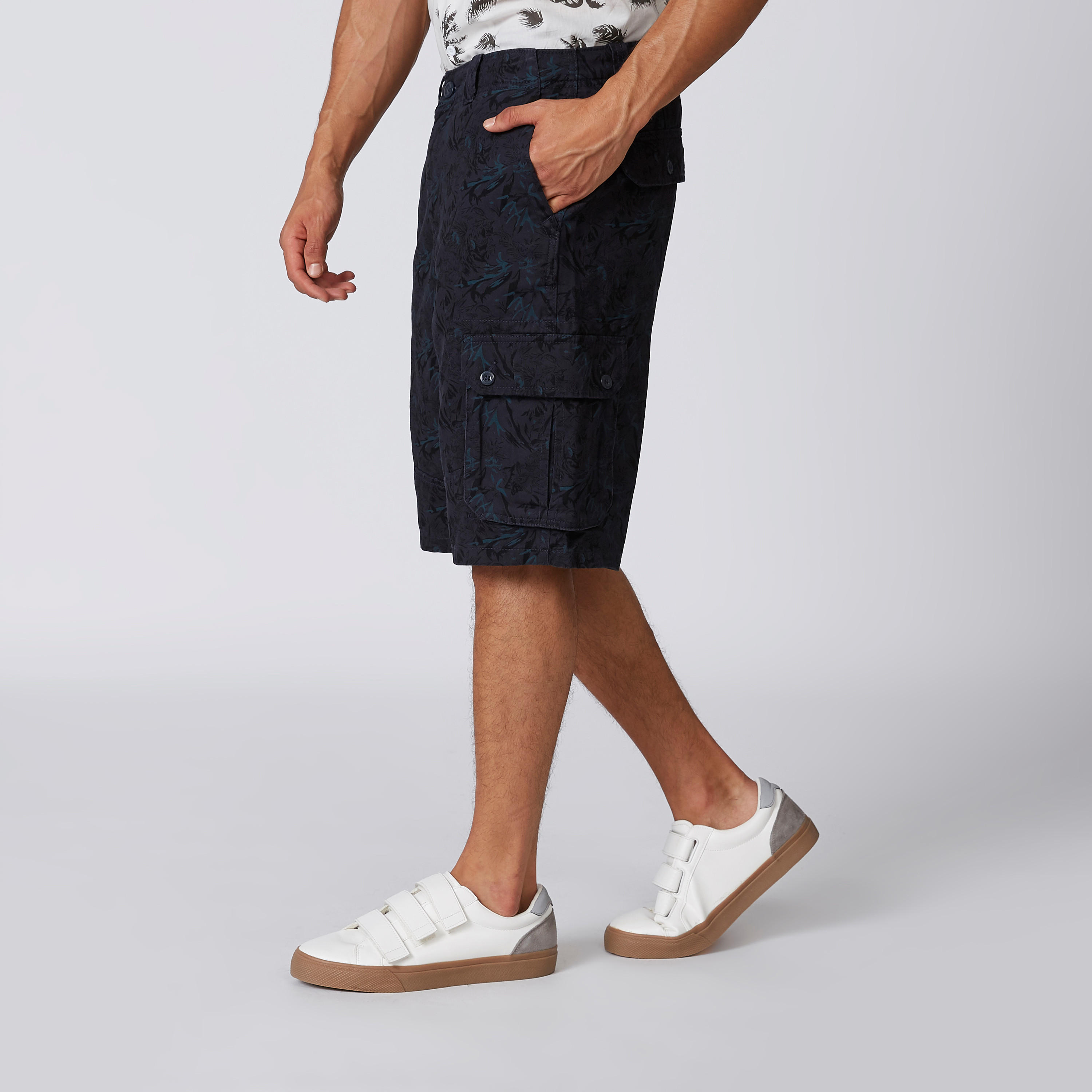 شورت بقصّة سليم وخصر متوسط الارتفاع وجيوب وطبعات-men-clothing-bottoms-shorts-image-4