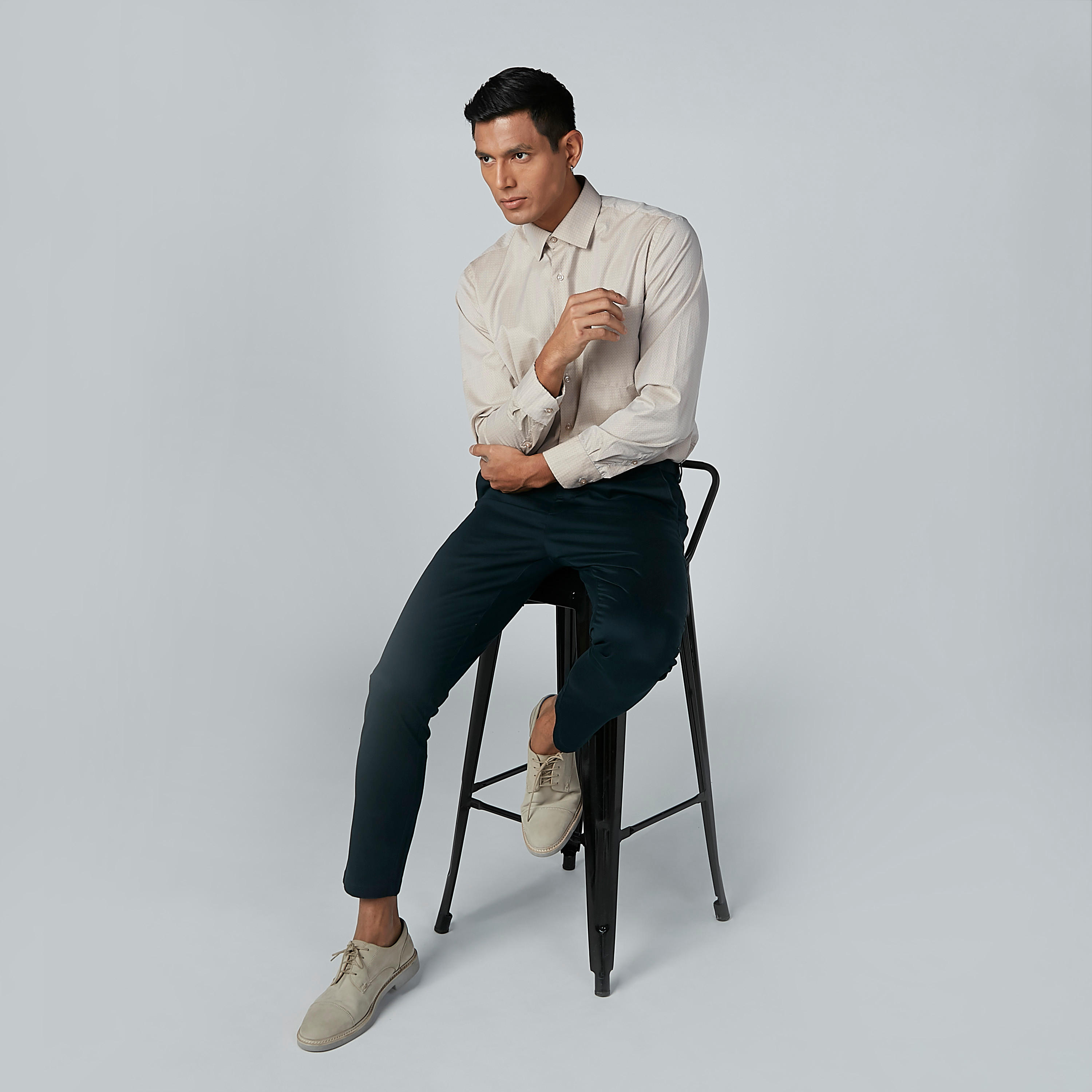 بنطال شينو سادة بخصر متوسط الارتفاع وجيوب-men-clothing-bottoms-trousersandchinos-trousers-image-2
