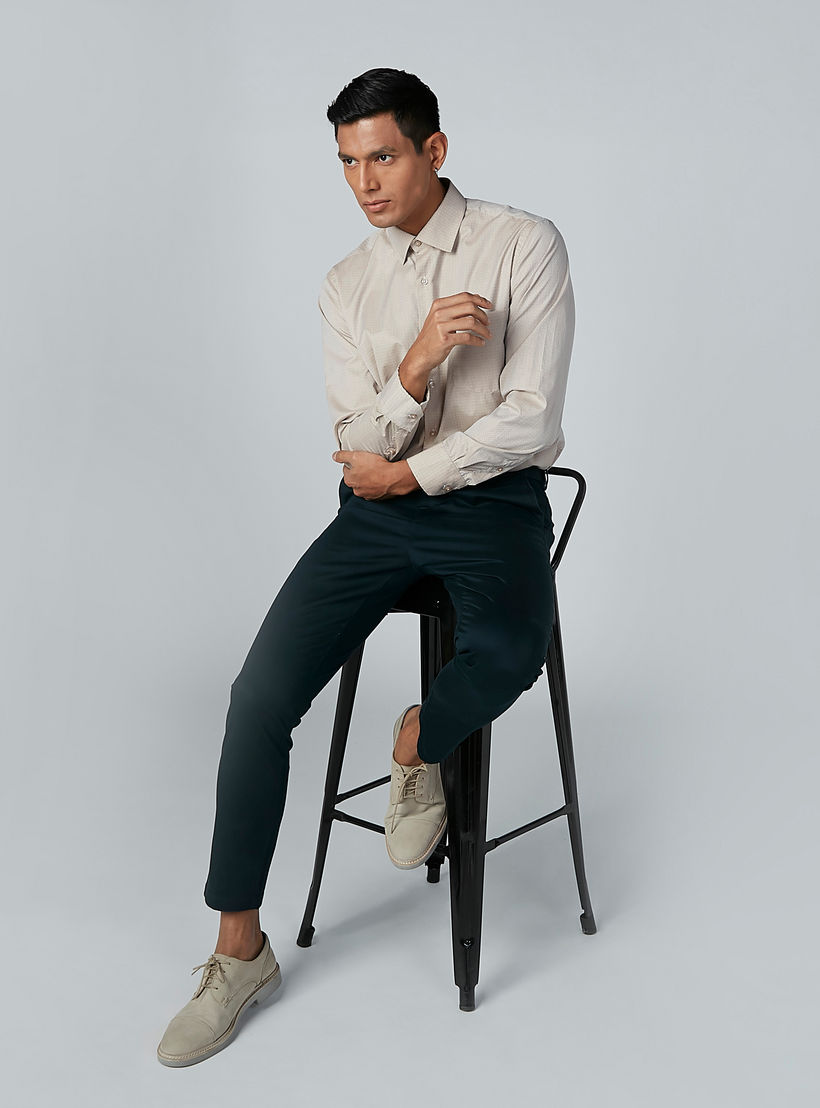 بنطال شينو سادة بخصر متوسط الارتفاع وجيوب-men-clothing-bottoms-trousersandchinos-trousers-image-2