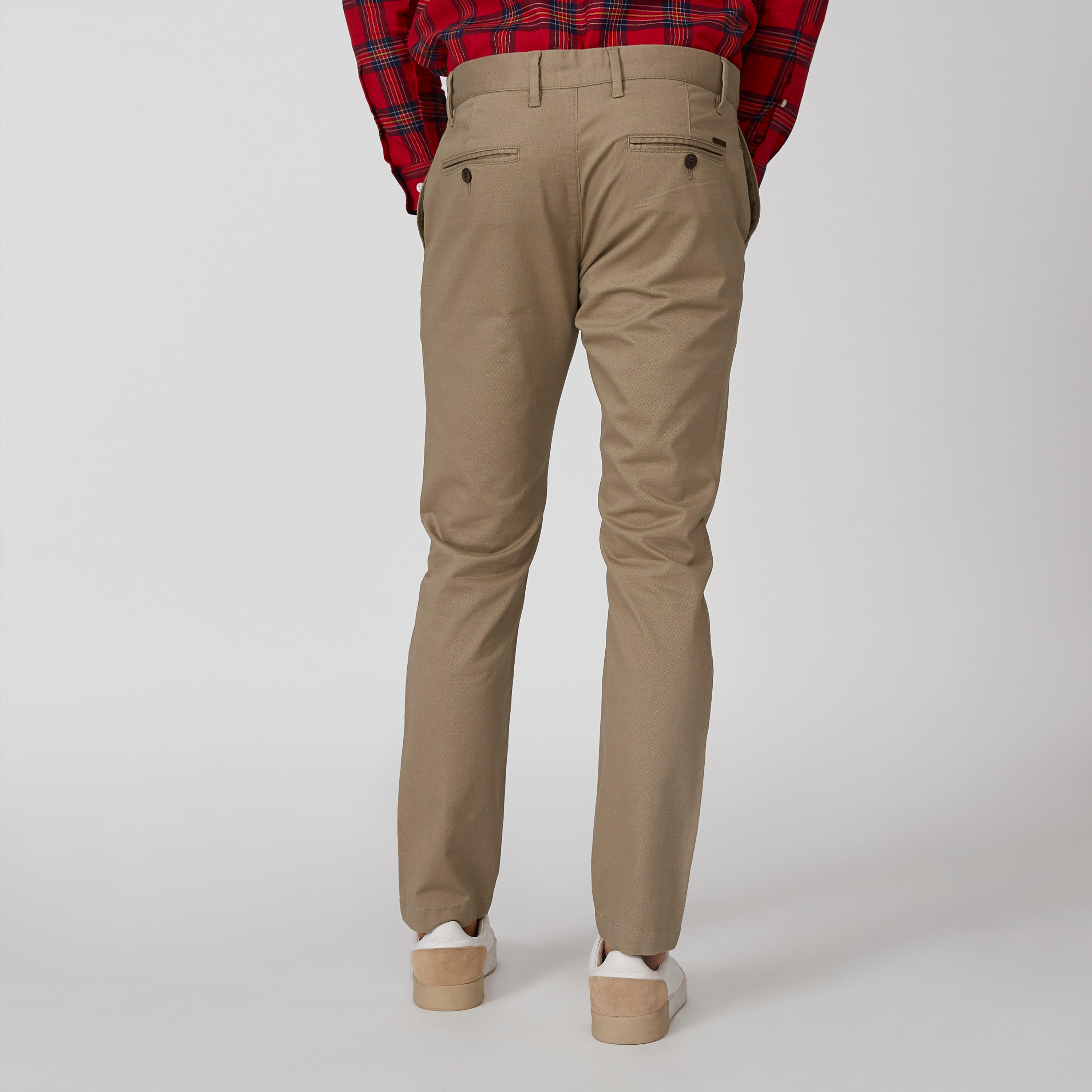 بنطلون شينو سليم بارز الملمس بخصر متوسط الارتفاع وجيوب-men-clothing-bottoms-trousersandchinos-trousers-image-2