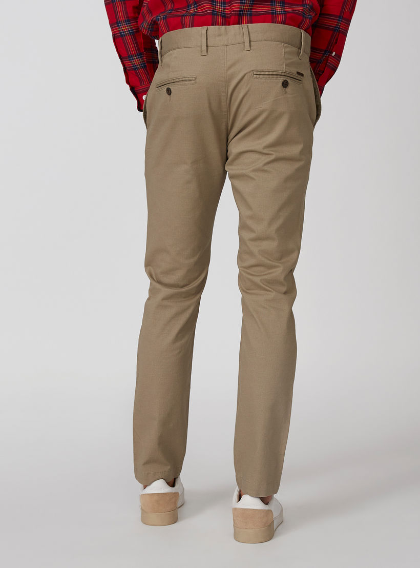 بنطلون شينو سليم بارز الملمس بخصر متوسط الارتفاع وجيوب-men-clothing-bottoms-trousersandchinos-trousers-image-2
