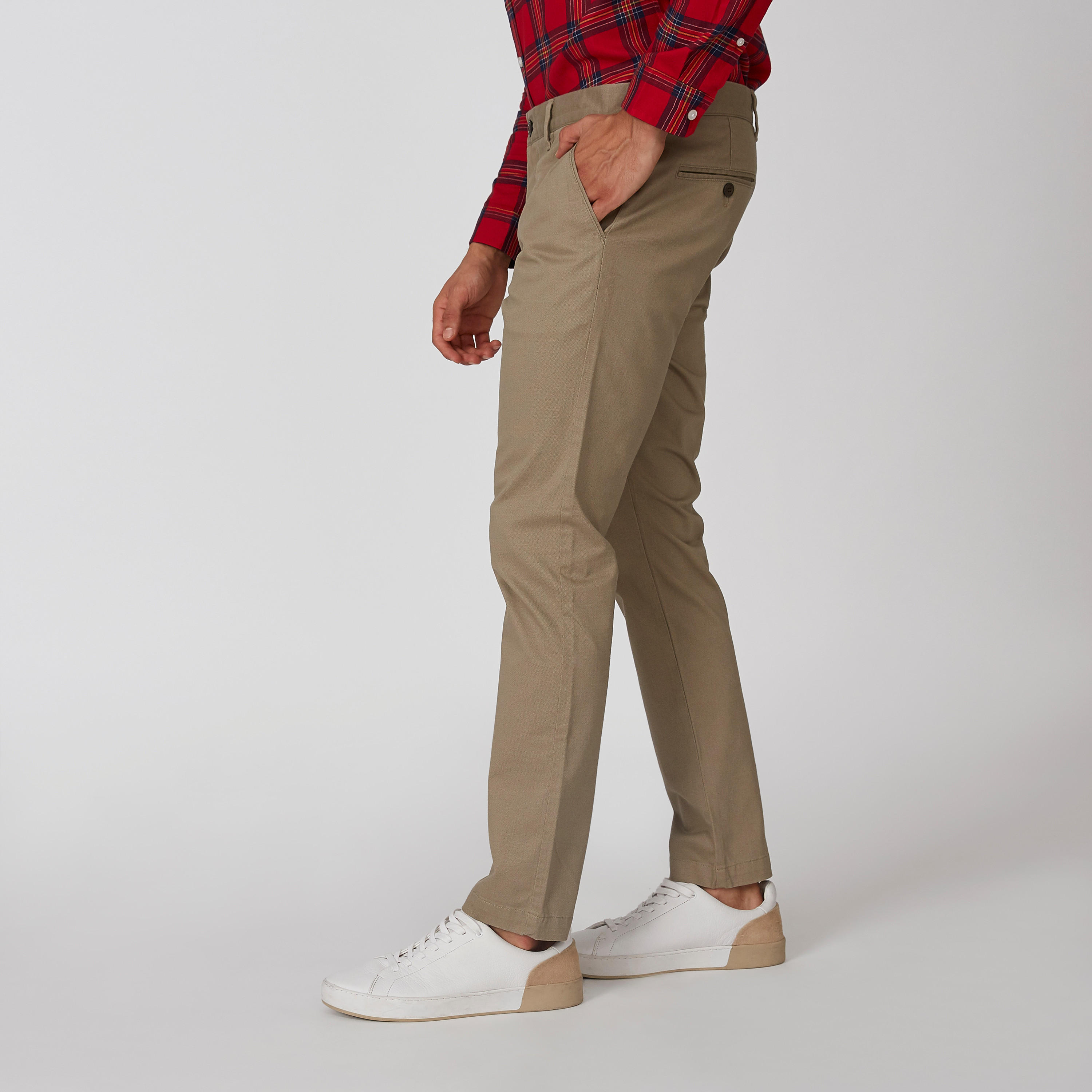 بنطلون شينو سليم بارز الملمس بخصر متوسط الارتفاع وجيوب-men-clothing-bottoms-trousersandchinos-trousers-image-3