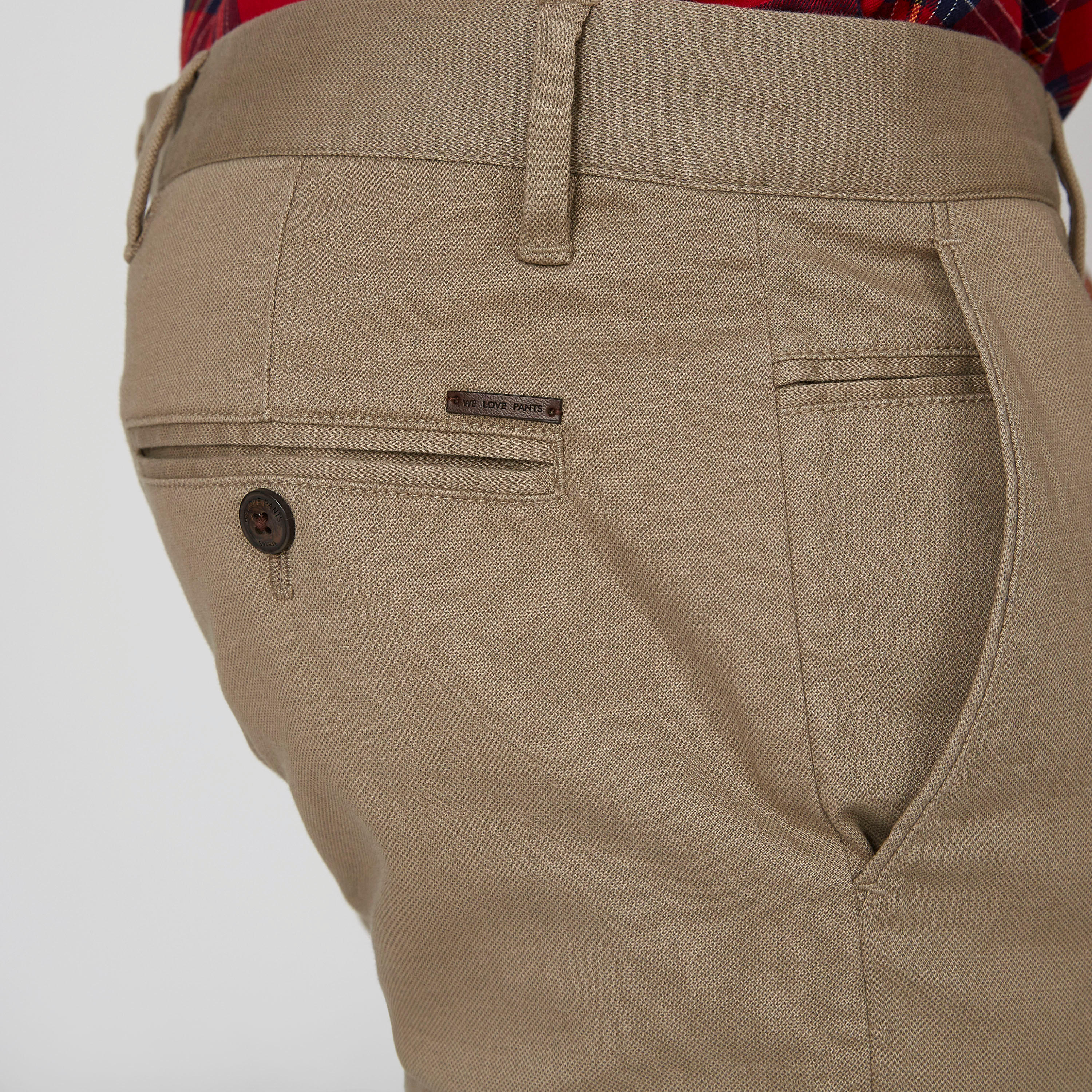 بنطلون شينو سليم بارز الملمس بخصر متوسط الارتفاع وجيوب-men-clothing-bottoms-trousersandchinos-trousers-image-4