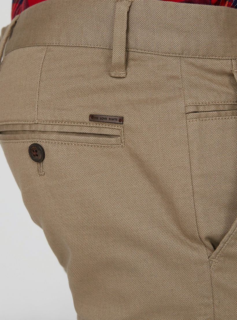 بنطلون شينو سليم بارز الملمس بخصر متوسط الارتفاع وجيوب-men-clothing-bottoms-trousersandchinos-trousers-image-4