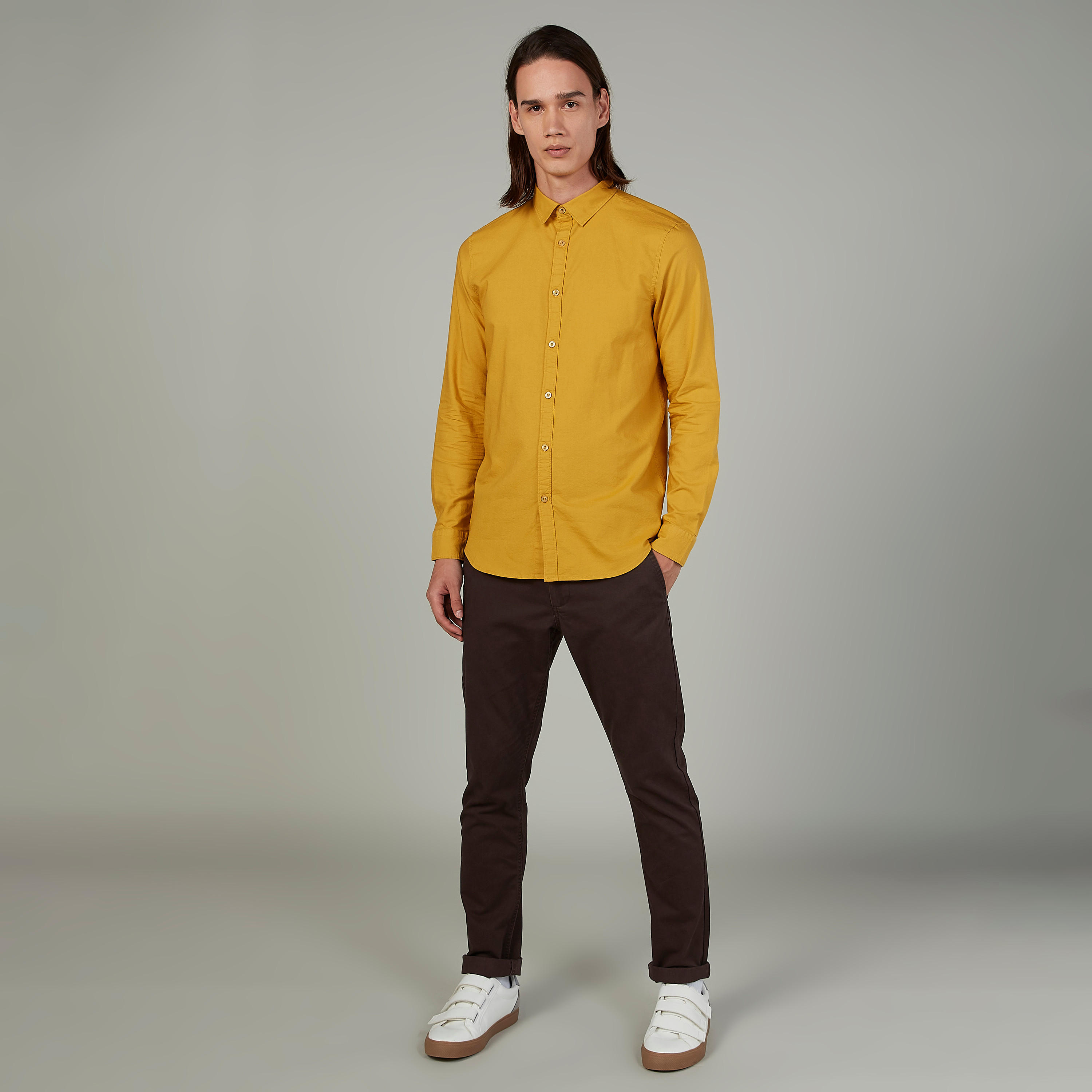طقم مستدام من بنطلون كابري وتيشيرت بياقة مستديرة وطبعات-men-clothing-bottoms-trousersandchinos-trousers-image-2