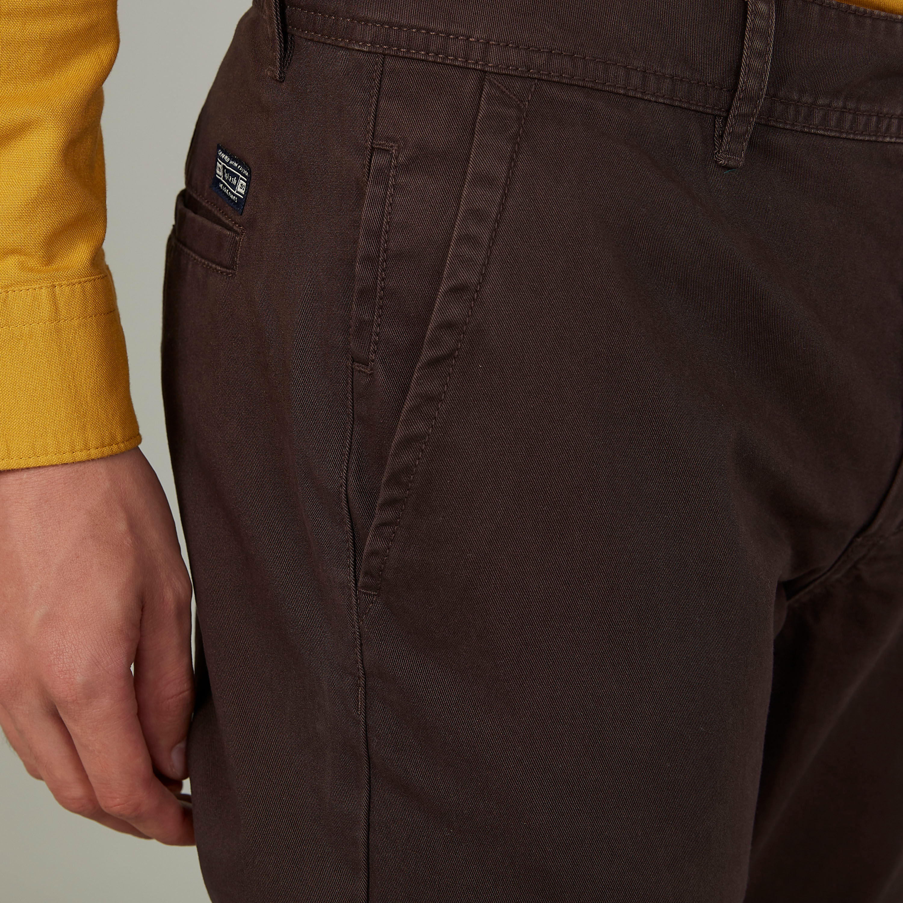 طقم مستدام من بنطلون كابري وتيشيرت بياقة مستديرة وطبعات-men-clothing-bottoms-trousersandchinos-trousers-image-3