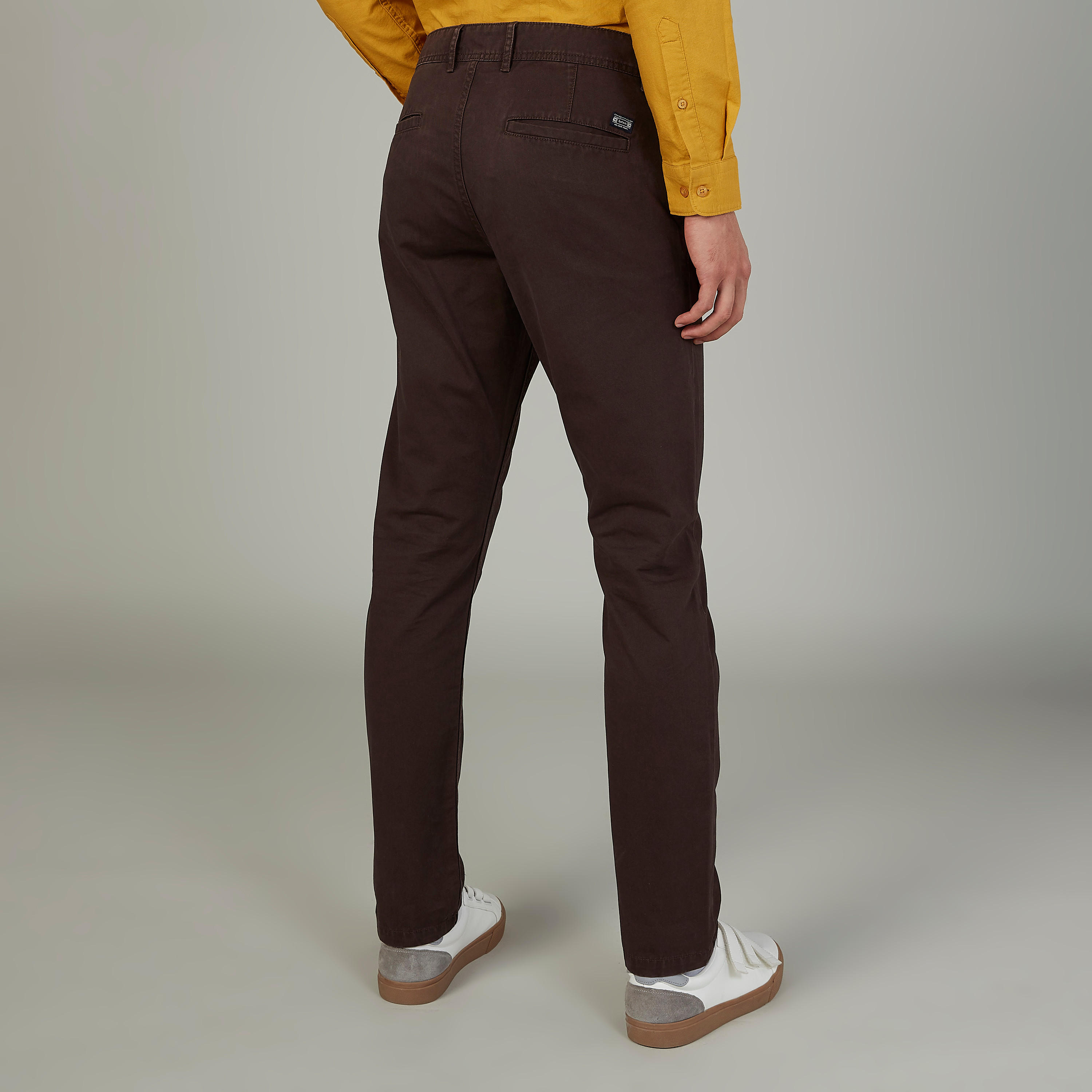 طقم مستدام من بنطلون كابري وتيشيرت بياقة مستديرة وطبعات-men-clothing-bottoms-trousersandchinos-trousers-image-4