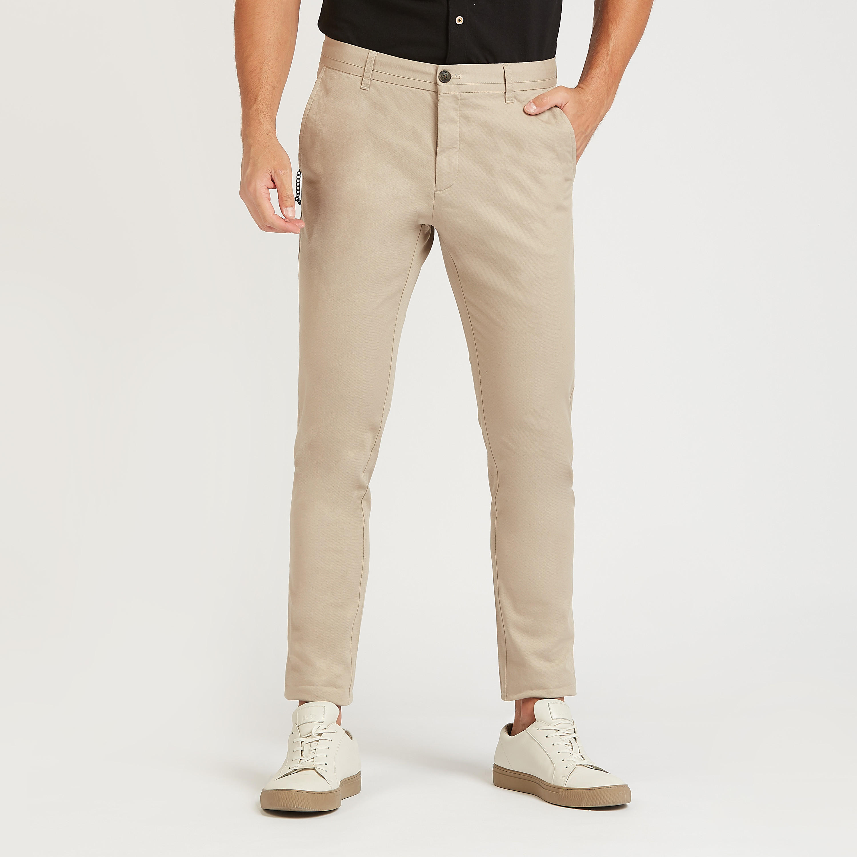 بنطلون شينو بارز الملمس طويل بقصّة سليم وخصر متوسط الارتفاع وجيوب-men-clothing-bottoms-trousersandchinos-trousers-image-1