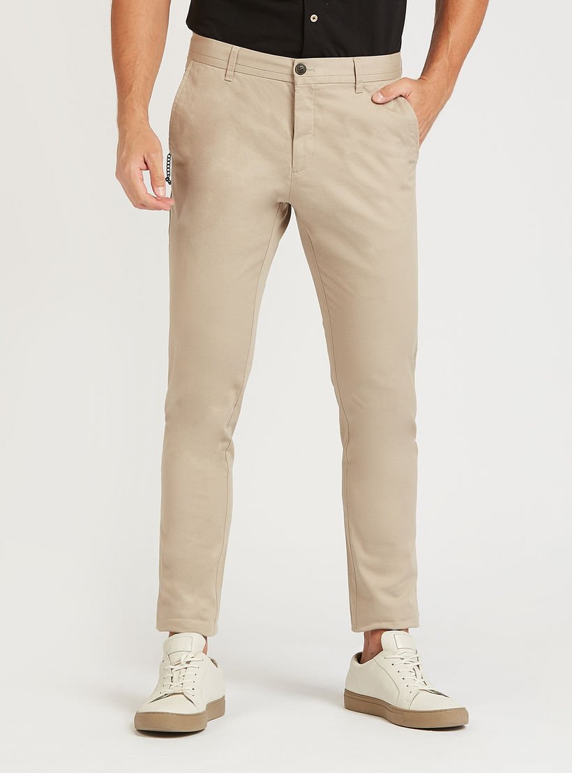 بنطلون شينو بارز الملمس طويل بقصّة سليم وخصر متوسط الارتفاع وجيوب-men-clothing-bottoms-trousersandchinos-trousers-image-1