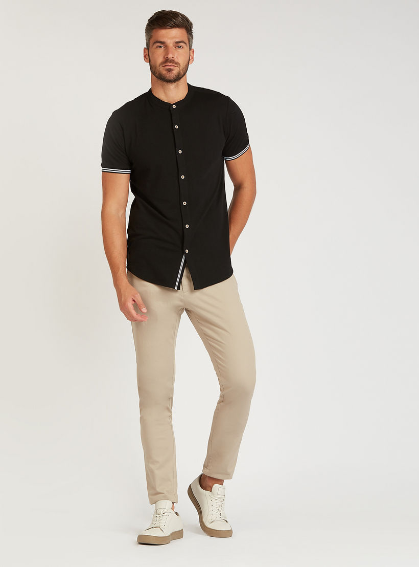 بنطلون شينو بارز الملمس طويل بقصّة سليم وخصر متوسط الارتفاع وجيوب-men-clothing-bottoms-trousersandchinos-trousers-image-2