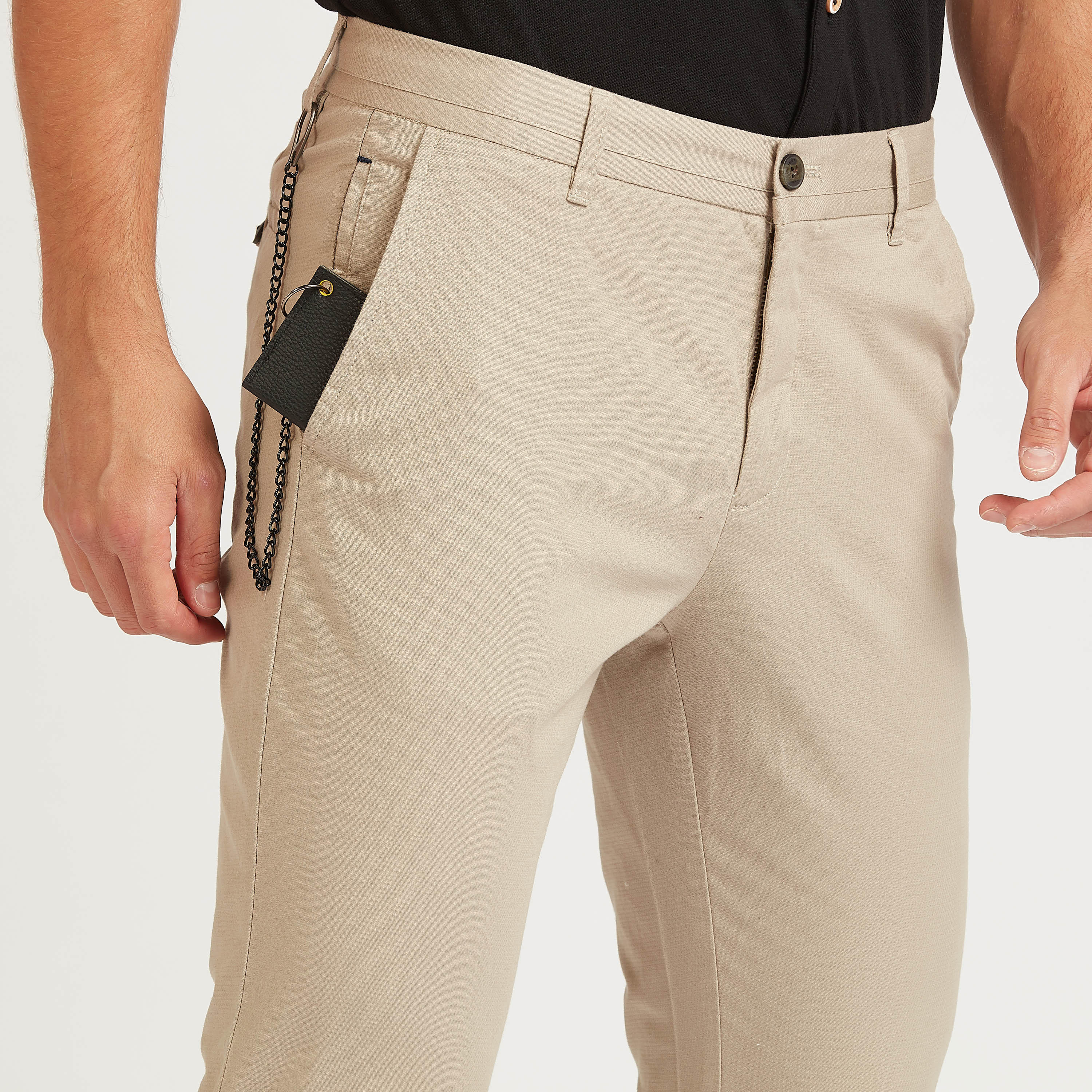 بنطلون شينو بارز الملمس طويل بقصّة سليم وخصر متوسط الارتفاع وجيوب-men-clothing-bottoms-trousersandchinos-trousers-image-3