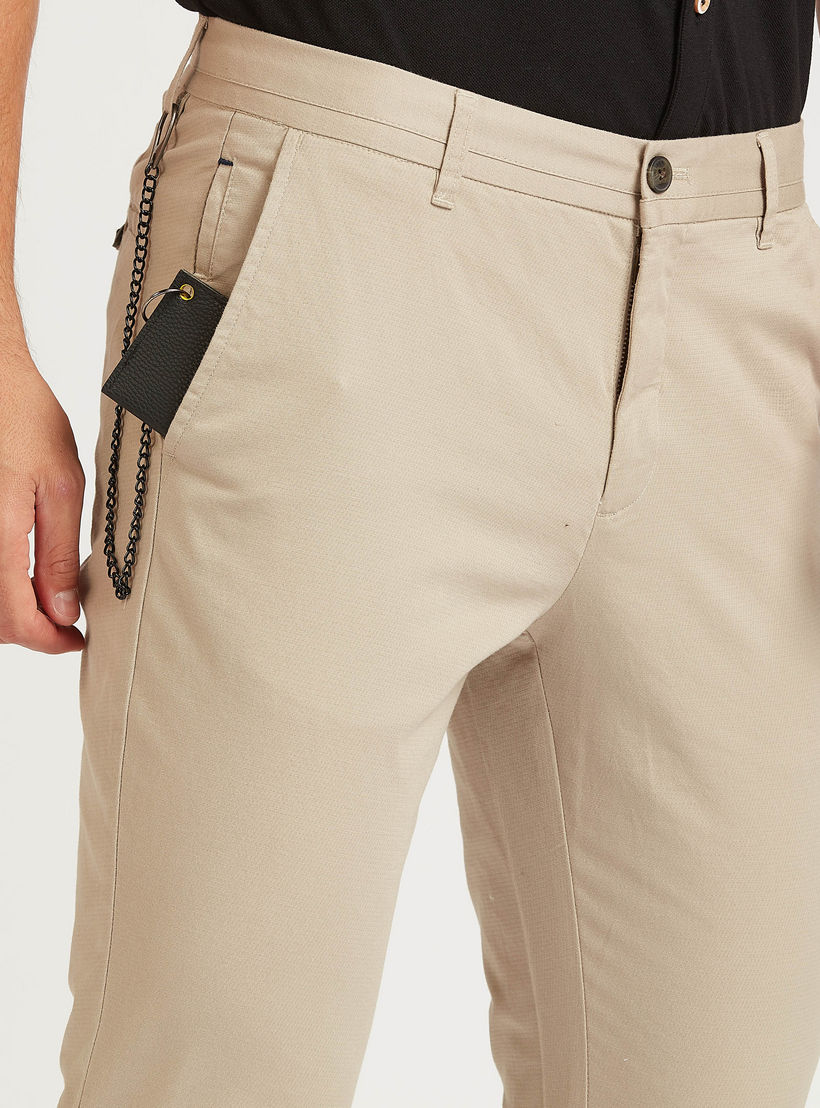 بنطلون شينو بارز الملمس طويل بقصّة سليم وخصر متوسط الارتفاع وجيوب-men-clothing-bottoms-trousersandchinos-trousers-image-3