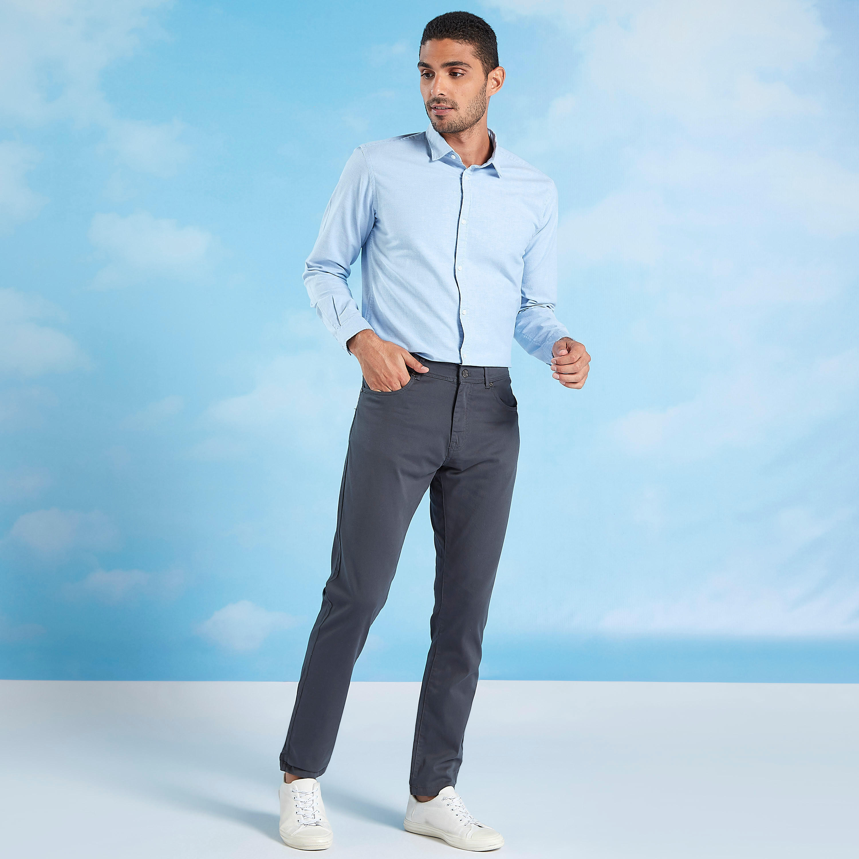 بنطلون شينو طويل سادة بقصّة سليم وخصر متوسط الارتفاع وجيوب-men-clothing-bottoms-trousersandchinos-trousers-image-14