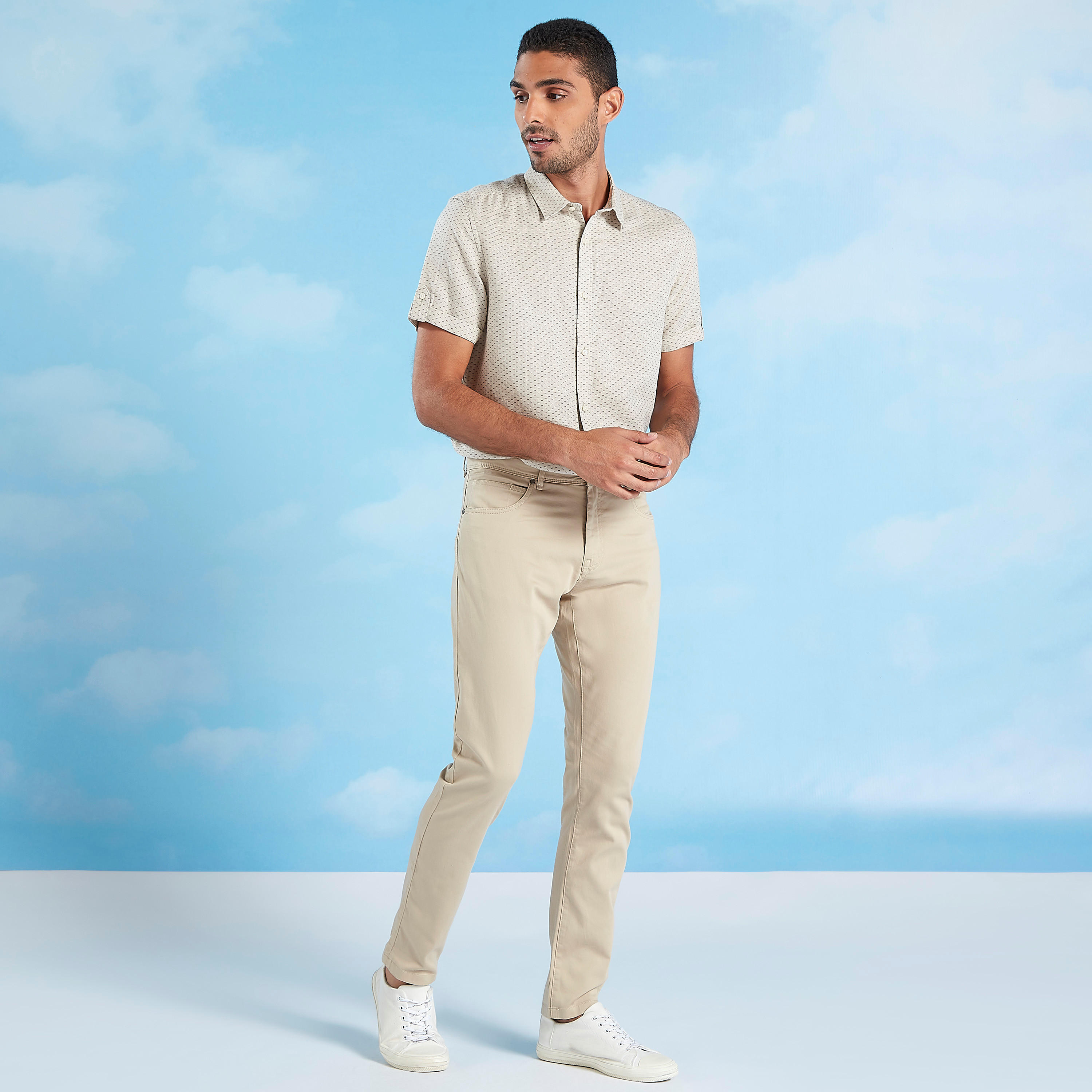 بنطلون شينو طويل سادة بقصّة سليم وخصر متوسط الارتفاع وجيوب-men-clothing-bottoms-trousersandchinos-trousers-image-6