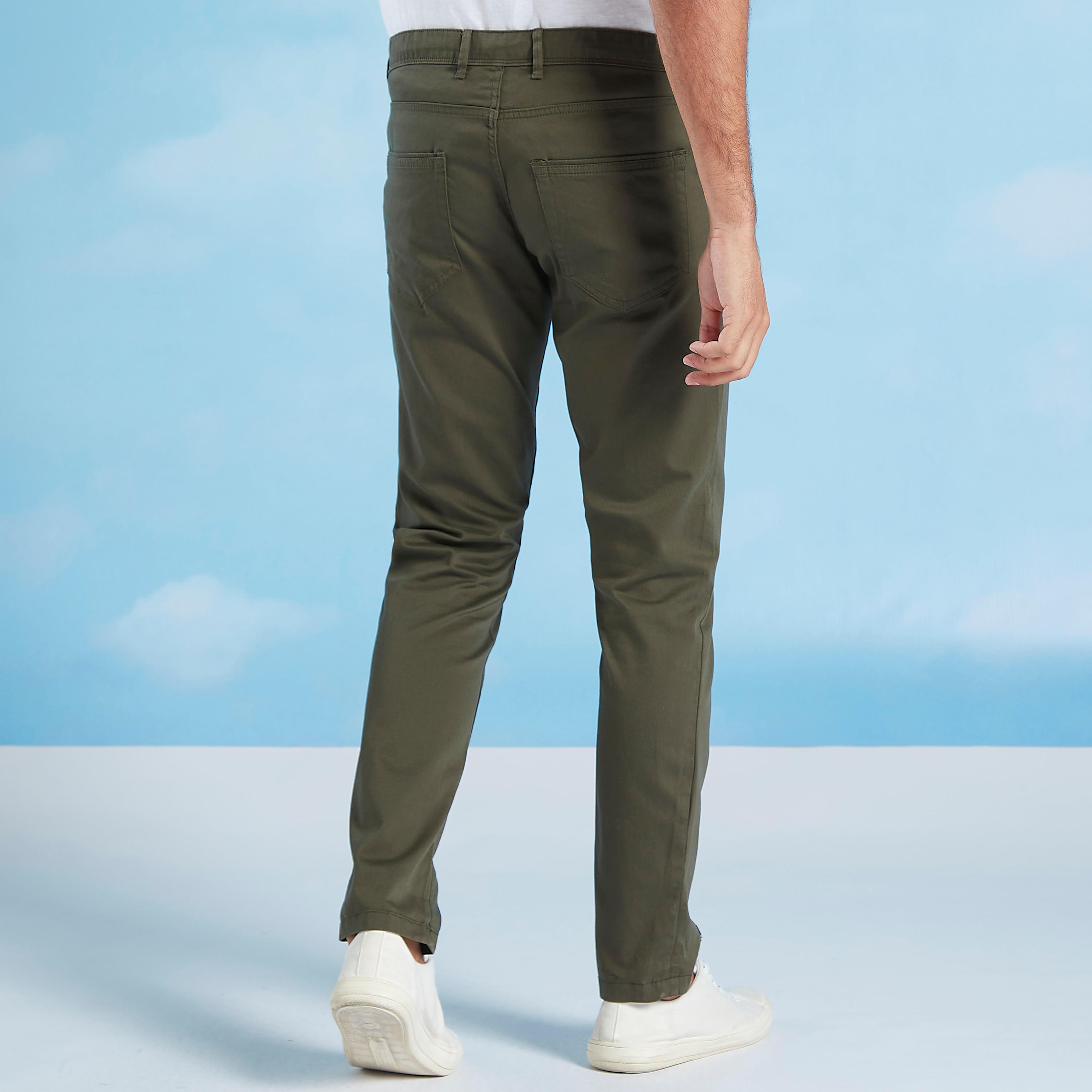 بنطلون شينو طويل سادة بقصّة سليم وخصر متوسط الارتفاع وجيوب-men-clothing-bottoms-trousersandchinos-trousers-image-12