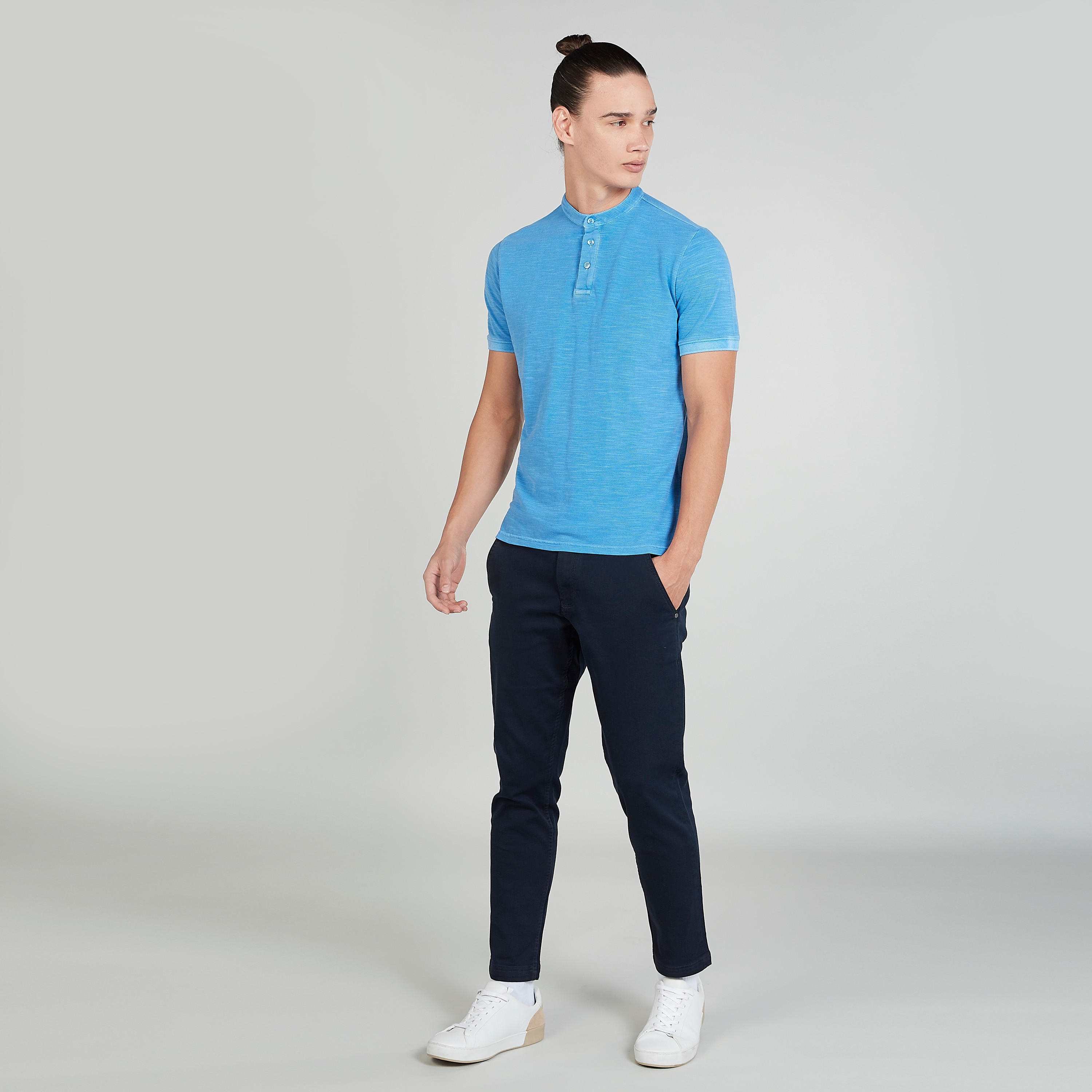 بنطلون شينو سليم سادة بخصر متوسط الارتفاع وجيوب وعراوي-men-clothing-bottoms-trousersandchinos-trousers-image-4