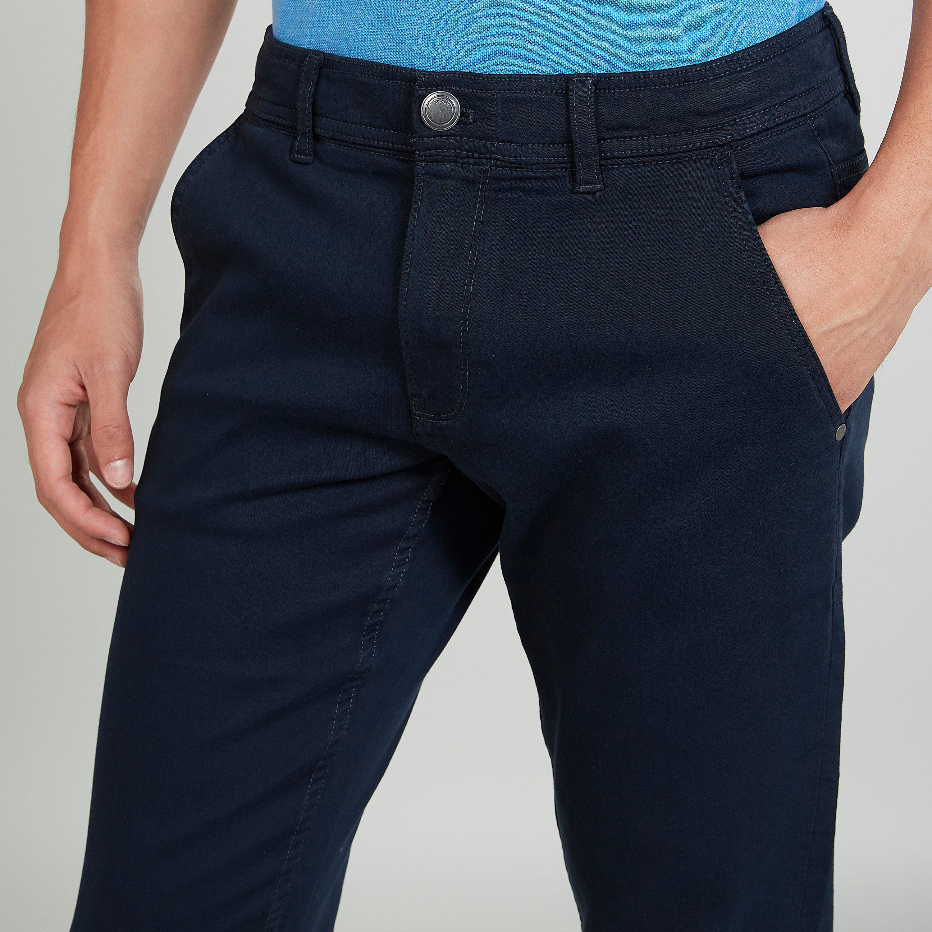 بنطلون شينو سليم سادة بخصر متوسط الارتفاع وجيوب وعراوي-men-clothing-bottoms-trousersandchinos-trousers-image-3