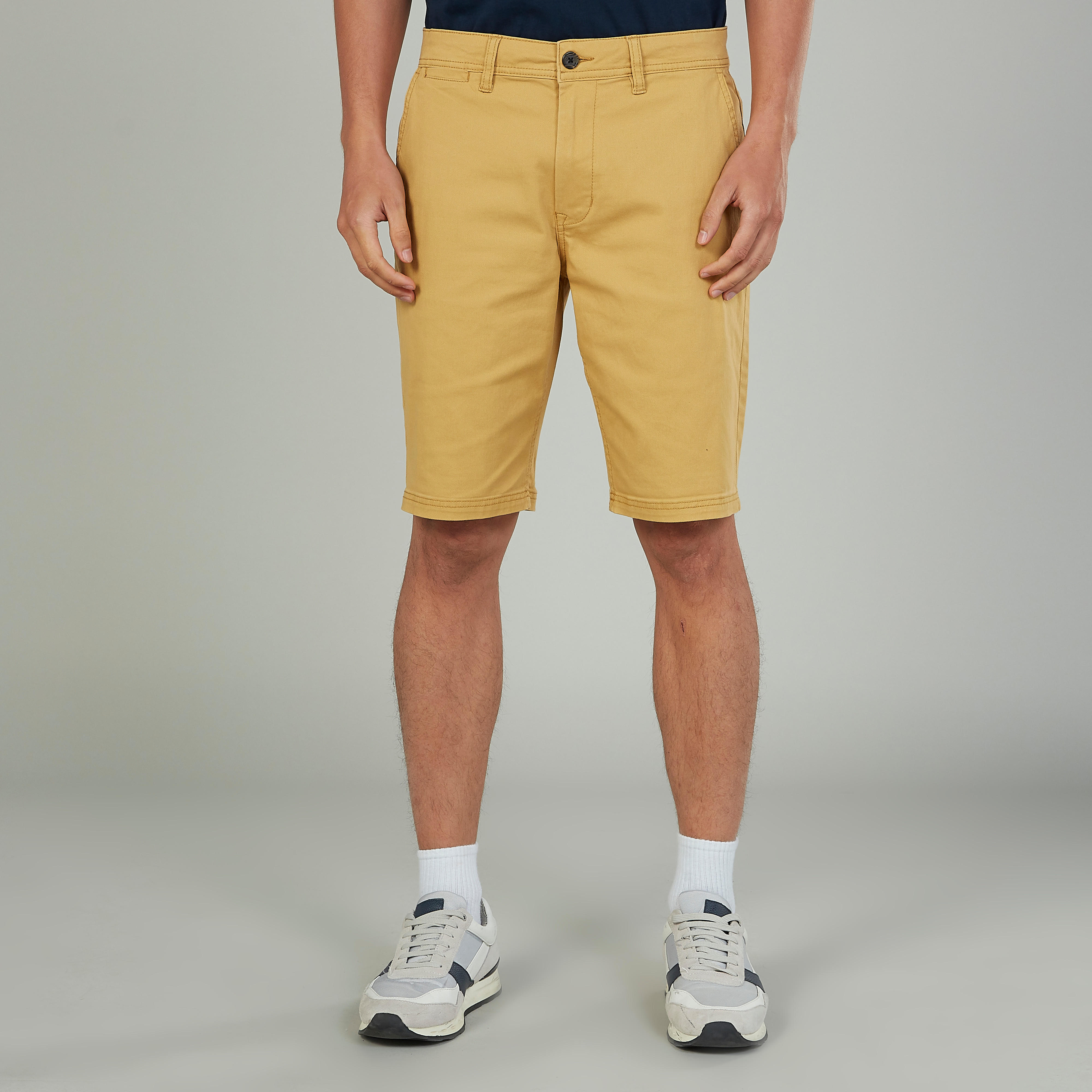 شورت سليم سادة بخصر متوسط الارتفاع وجيوب وحلقات حزام-men-clothing-bottoms-shorts-image-1