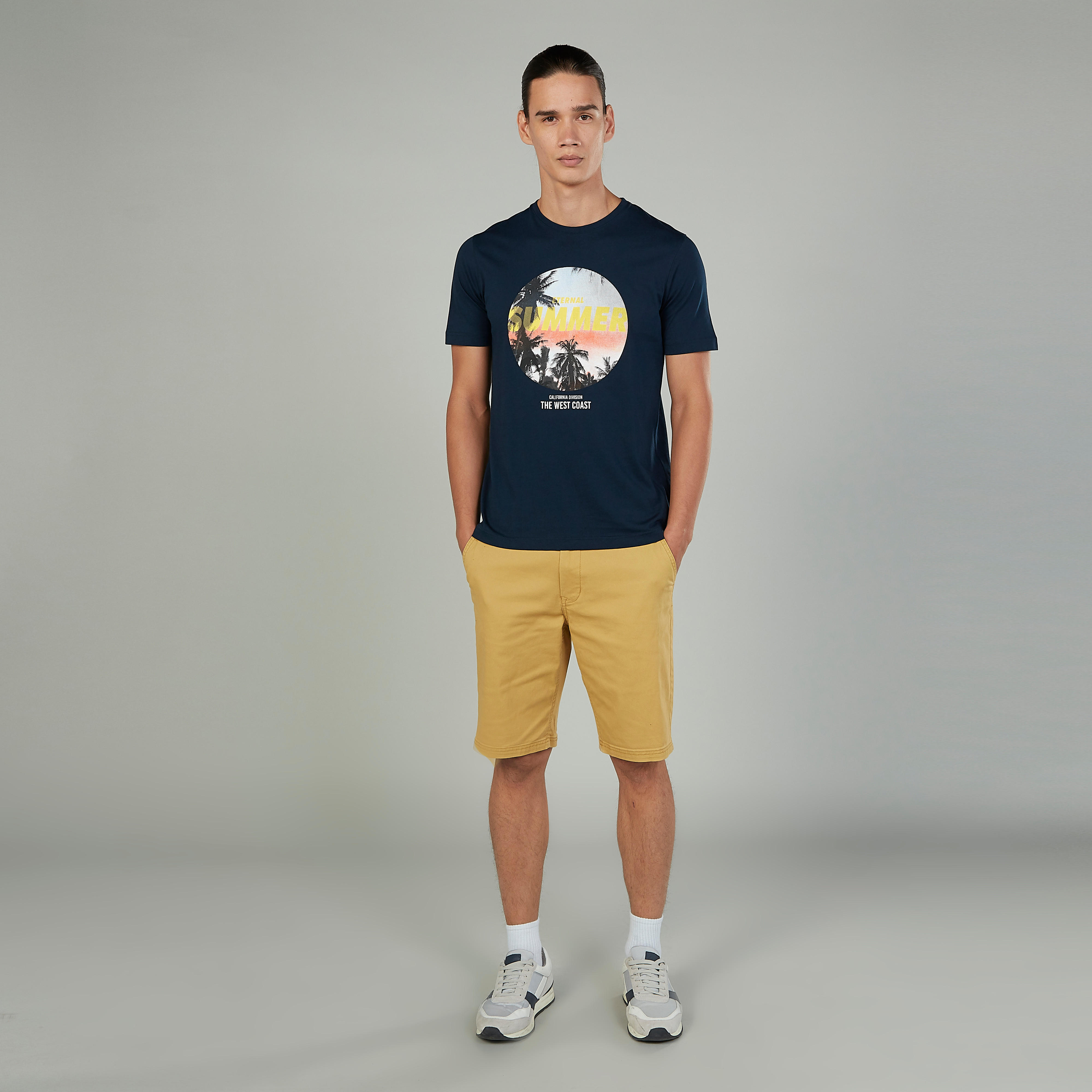 شورت سليم سادة بخصر متوسط الارتفاع وجيوب وحلقات حزام-men-clothing-bottoms-shorts-image-2