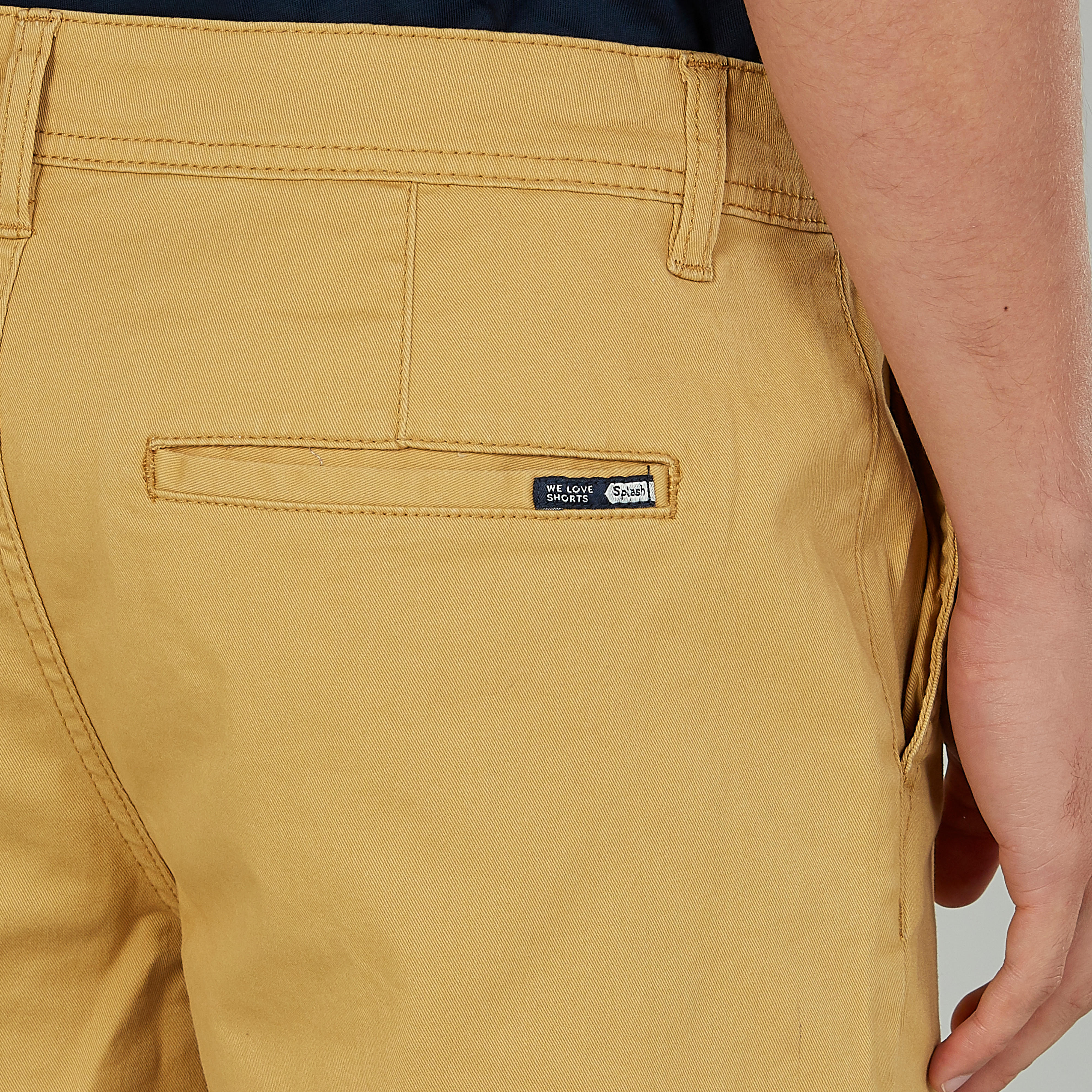 شورت سليم سادة بخصر متوسط الارتفاع وجيوب وحلقات حزام-men-clothing-bottoms-shorts-image-3