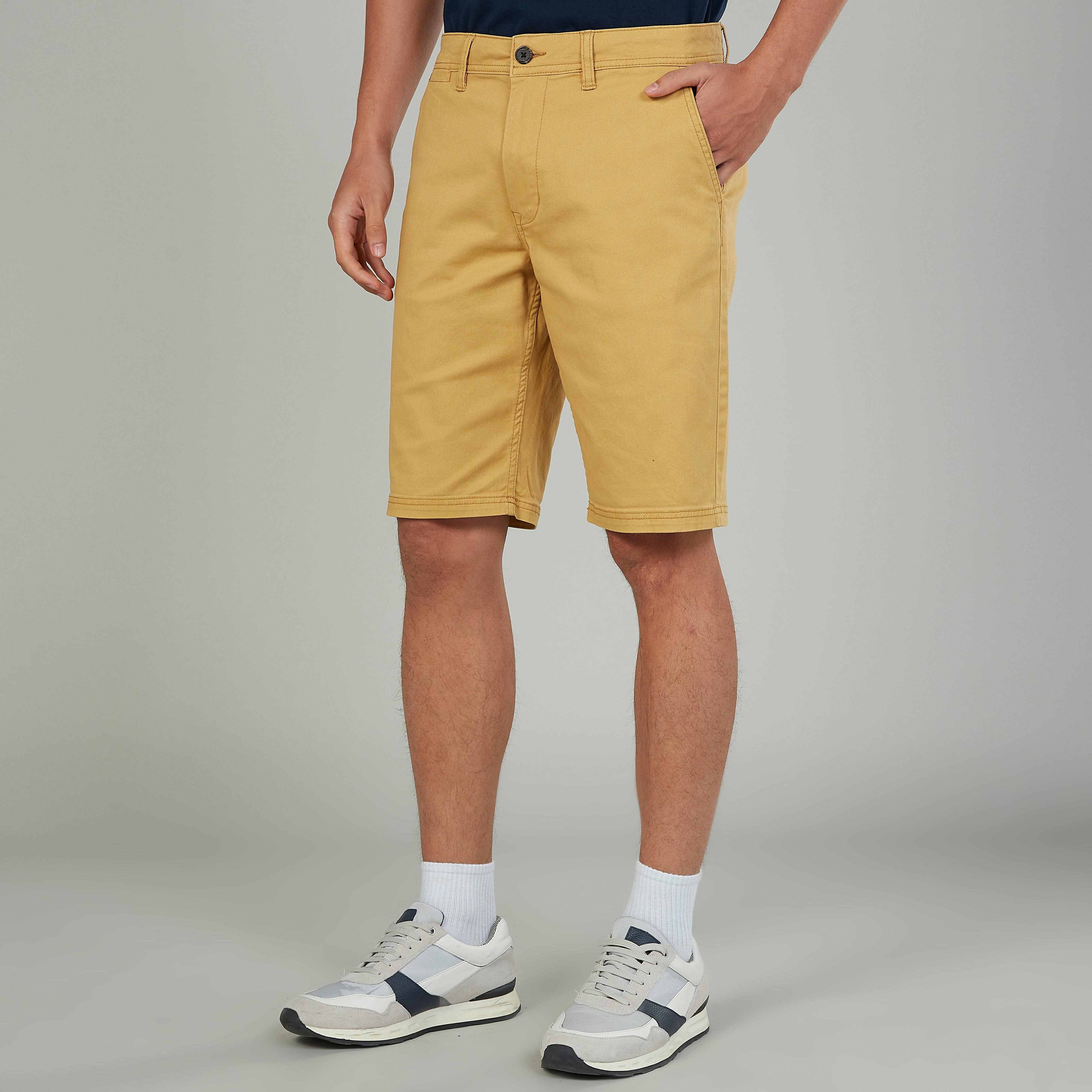 شورت سليم سادة بخصر متوسط الارتفاع وجيوب وحلقات حزام-men-clothing-bottoms-shorts-image-4