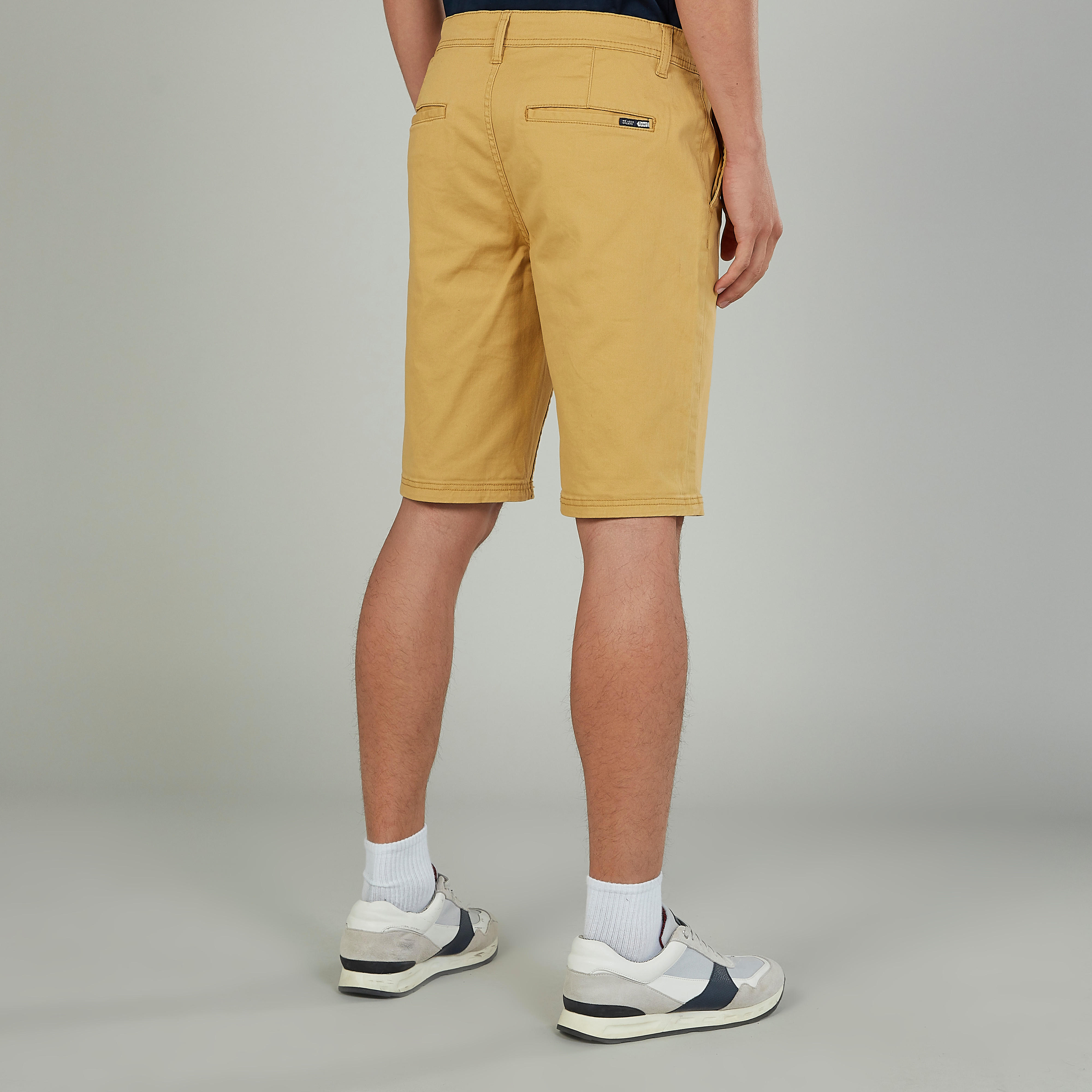 شورت سليم سادة بخصر متوسط الارتفاع وجيوب وحلقات حزام-men-clothing-bottoms-shorts-image-5