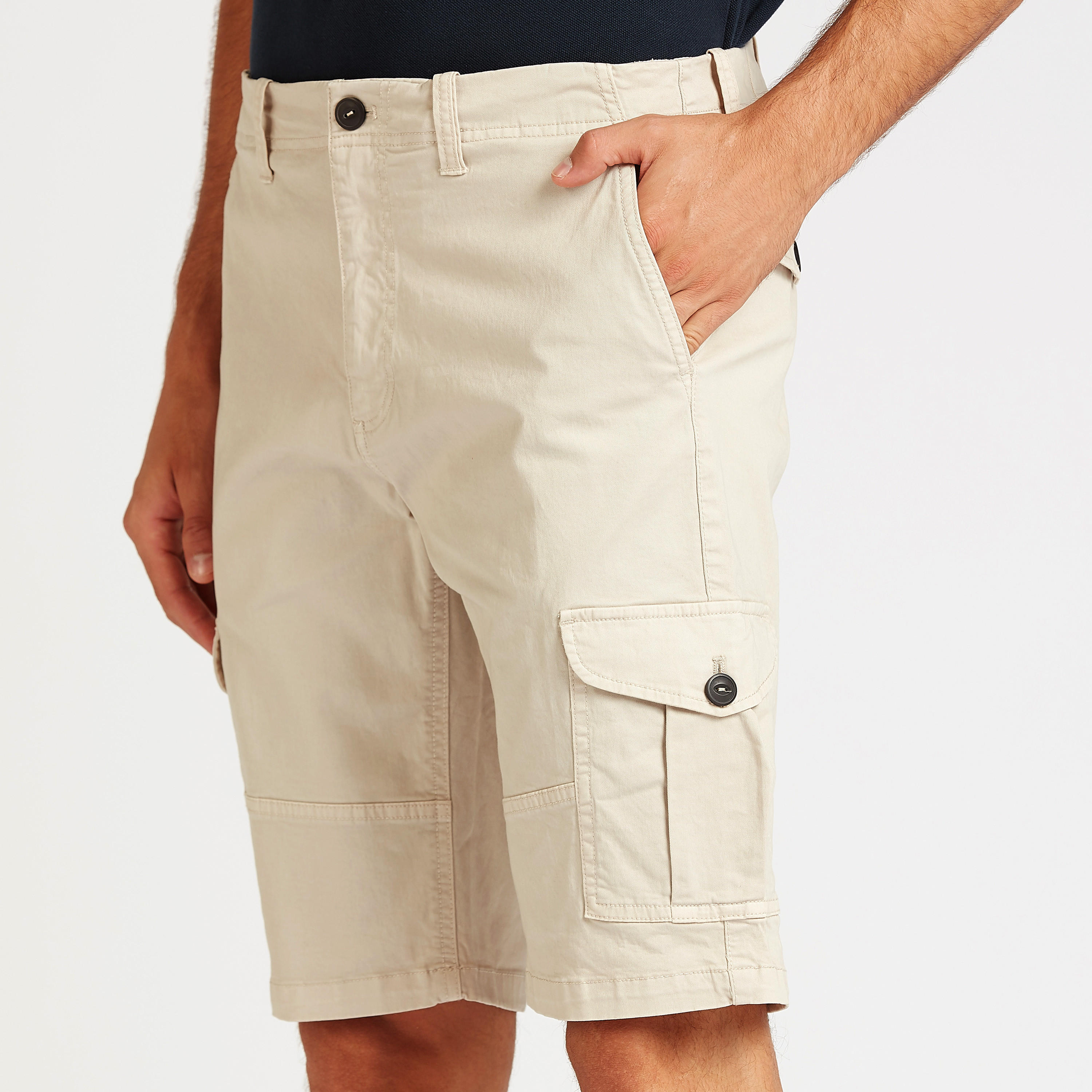شورت كارجو سادة بقصّة سليم وخصر متوسط الارتفاع وجيوب وعراوي-men-clothing-bottoms-shorts-image-3