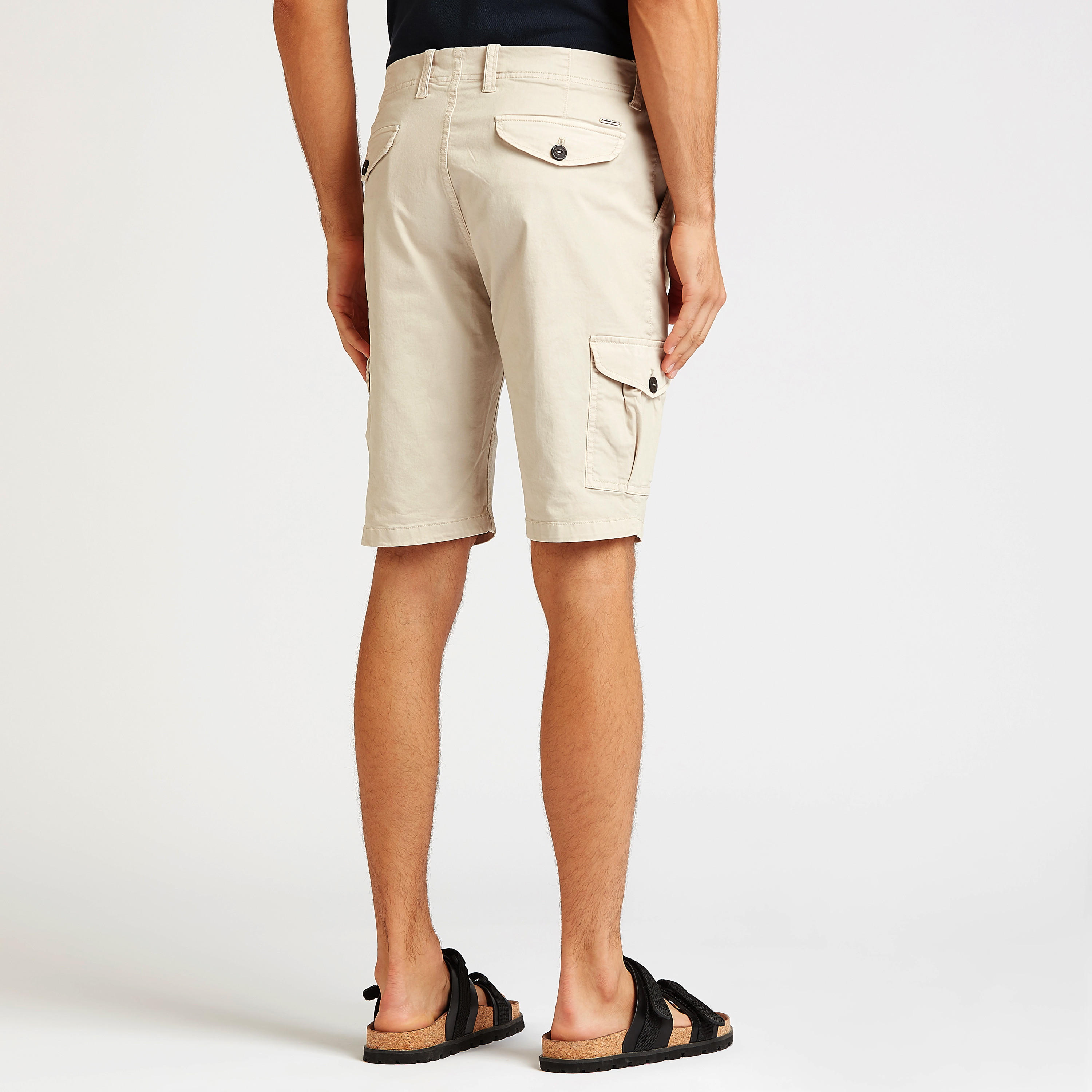 شورت كارجو سادة بقصّة سليم وخصر متوسط الارتفاع وجيوب وعراوي-men-clothing-bottoms-shorts-image-4