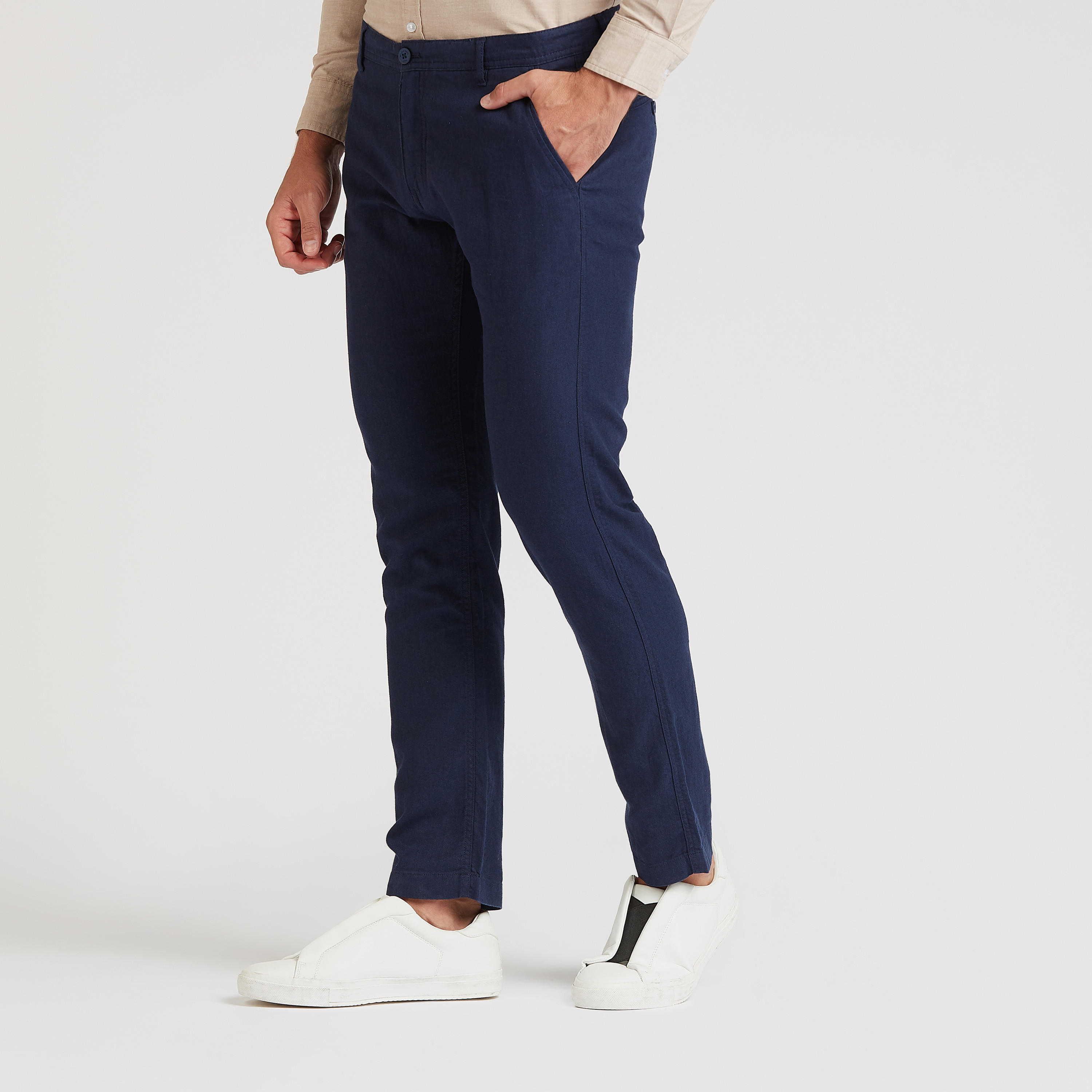 بنطلون شينو كتّان بقصّة سليم وخصر متوسط الارتفاع وتفاصيل جيب-men-clothing-bottoms-trousersandchinos-trousers-image-1