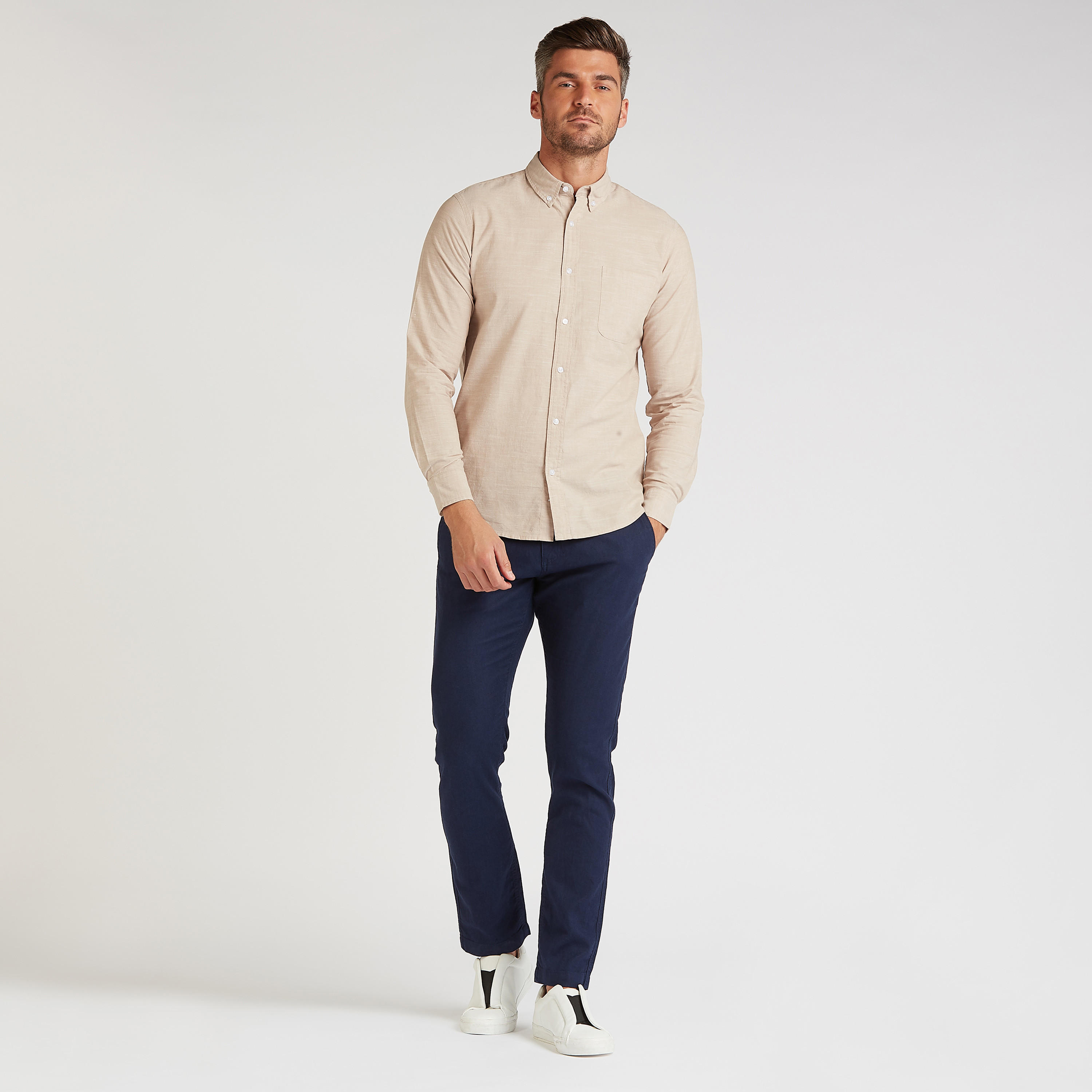 بنطلون شينو كتّان بقصّة سليم وخصر متوسط الارتفاع وتفاصيل جيب-men-clothing-bottoms-trousersandchinos-trousers-image-2