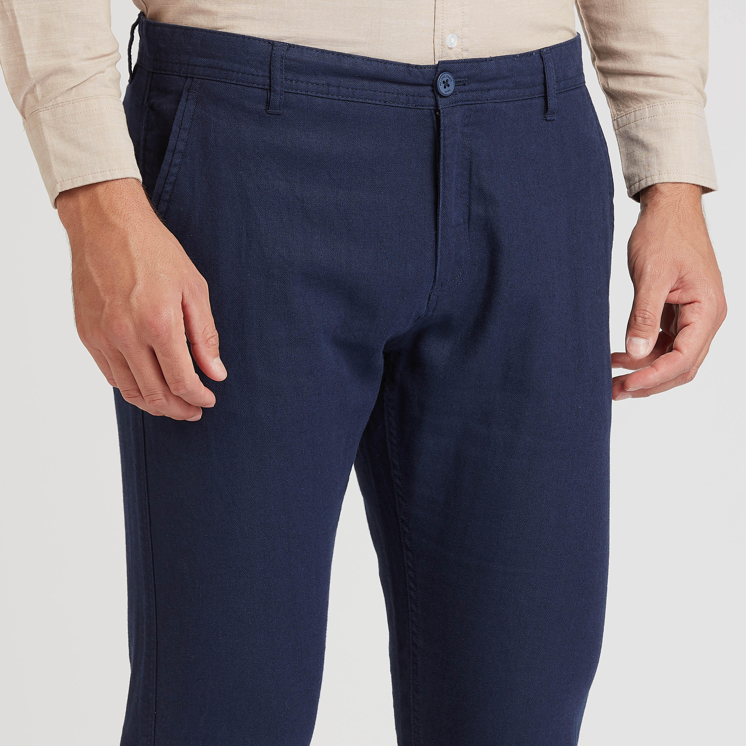 بنطلون شينو كتّان بقصّة سليم وخصر متوسط الارتفاع وتفاصيل جيب-men-clothing-bottoms-trousersandchinos-trousers-image-3
