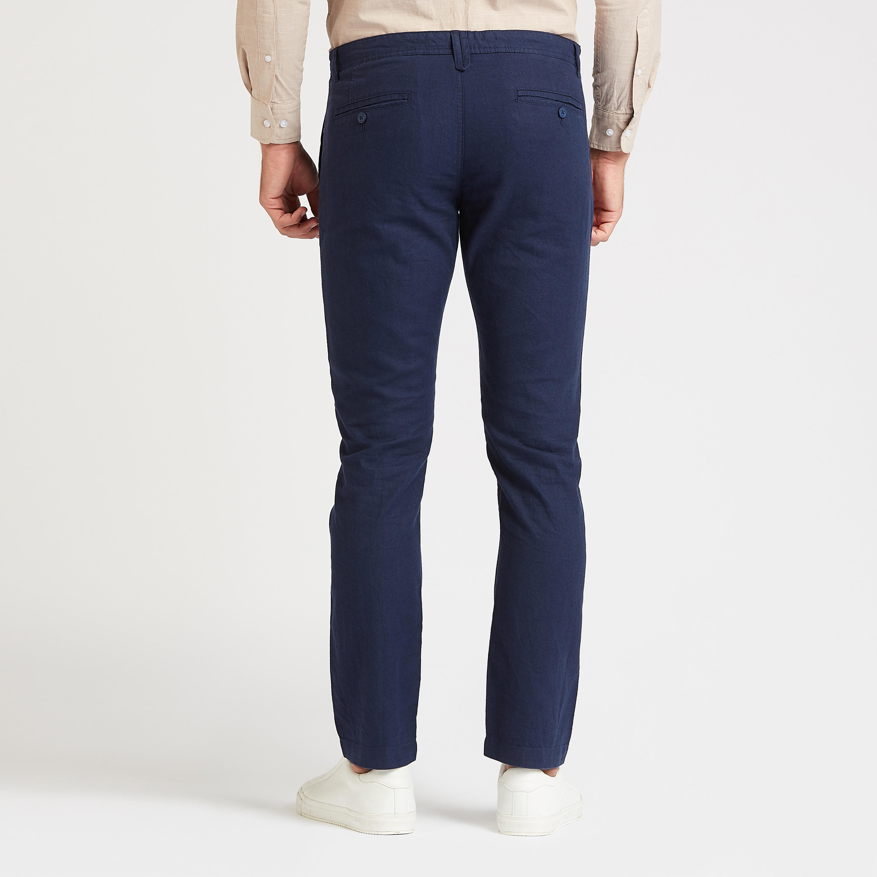 بنطلون شينو كتّان بقصّة سليم وخصر متوسط الارتفاع وتفاصيل جيب-men-clothing-bottoms-trousersandchinos-trousers-image-4