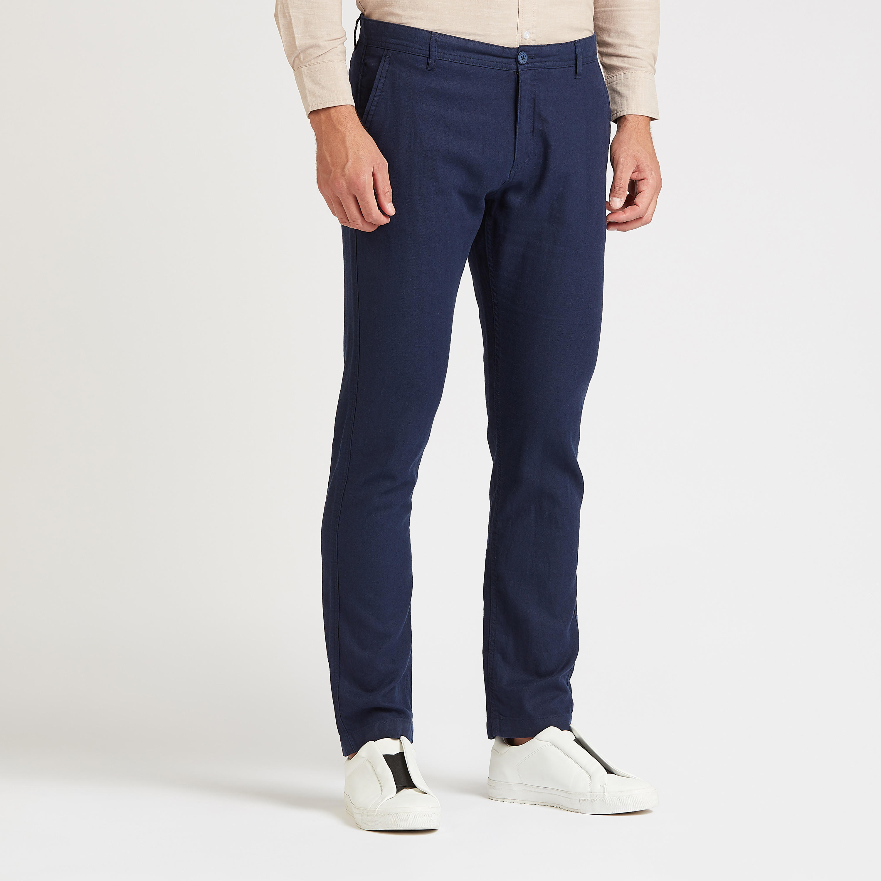 بنطلون شينو كتّان بقصّة سليم وخصر متوسط الارتفاع وتفاصيل جيب-men-clothing-bottoms-trousersandchinos-trousers-image-5