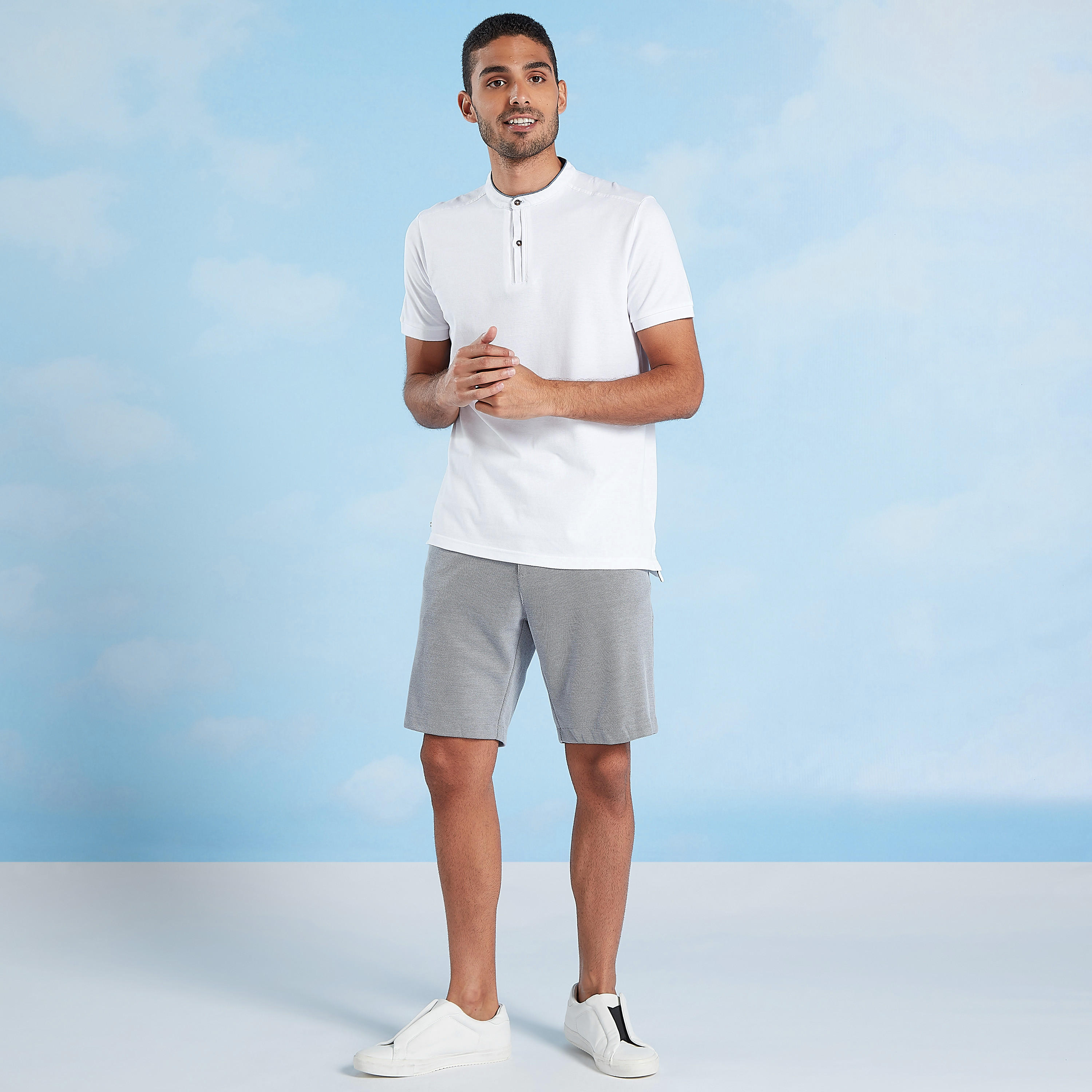 شورت بارز الملمس بتفاصيل جيوب وعراوي حزام-men-clothing-bottoms-shorts-image-2