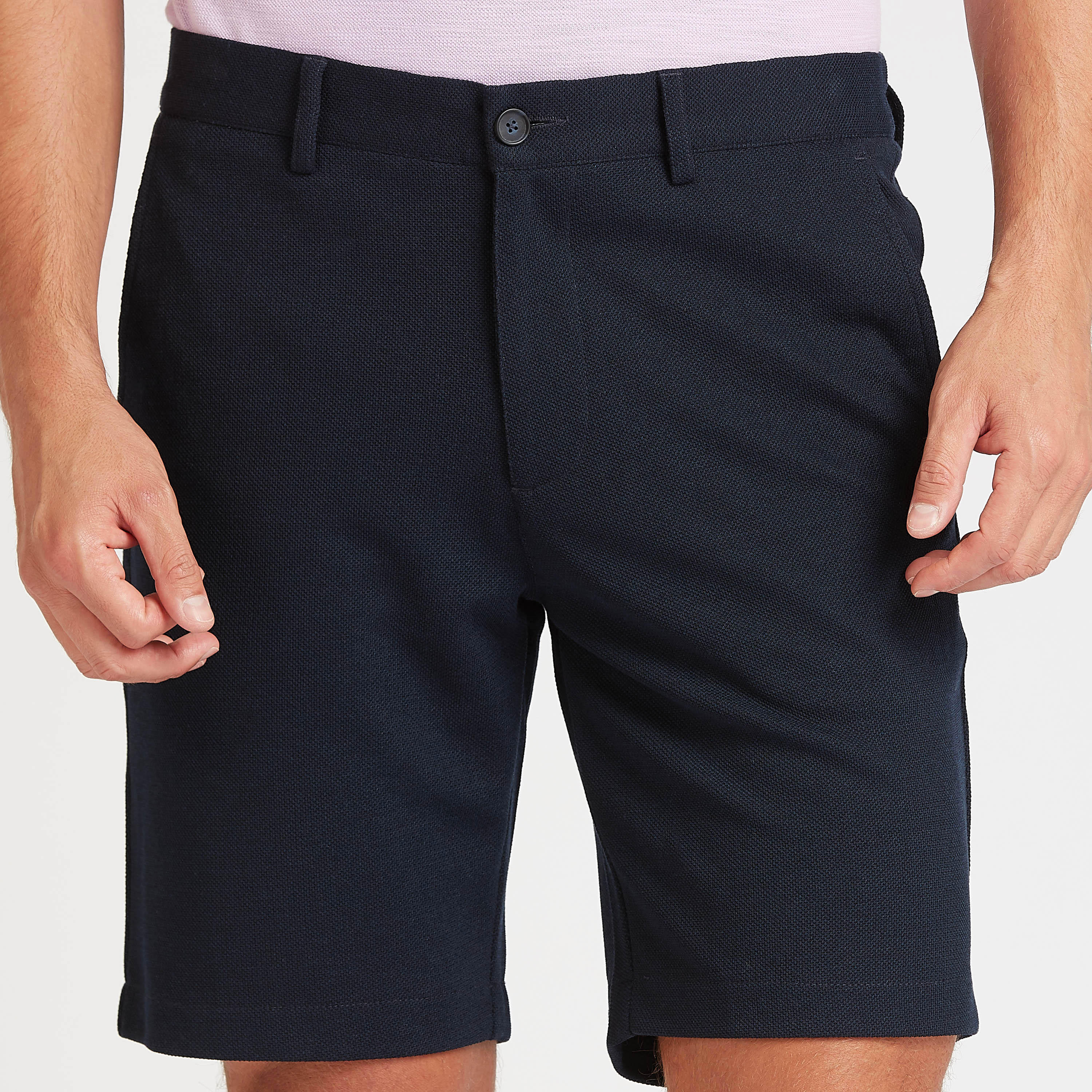 شورت سليم بارز الملمس بخصر متوسط الإرتفاع وجيوب وعراوي حزام-men-clothing-bottoms-shorts-image-3