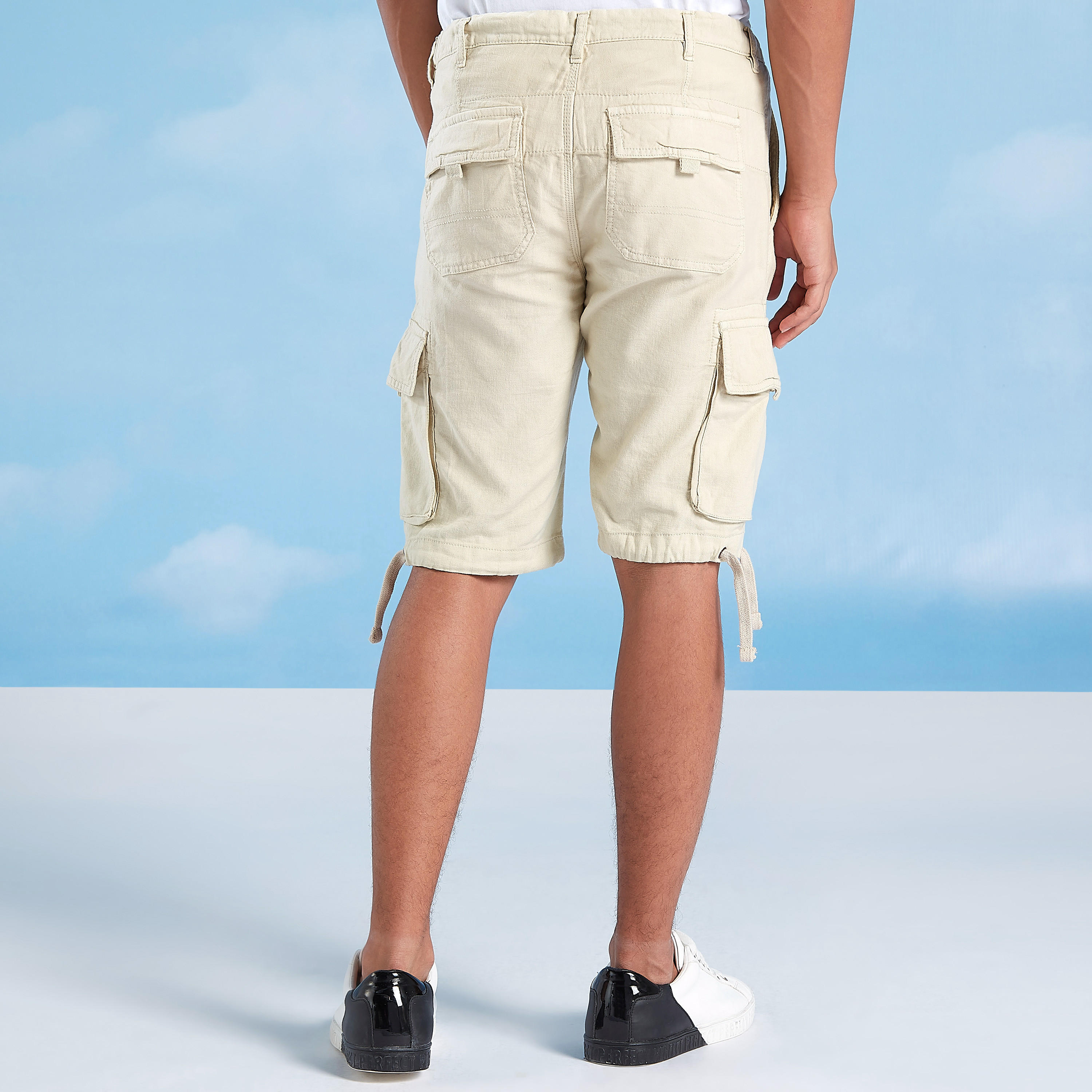 شورت كارجو كتّان سليم فيت سادة بخصر متوسط الارتفاع وجيوب-men-clothing-bottoms-shorts-image-1