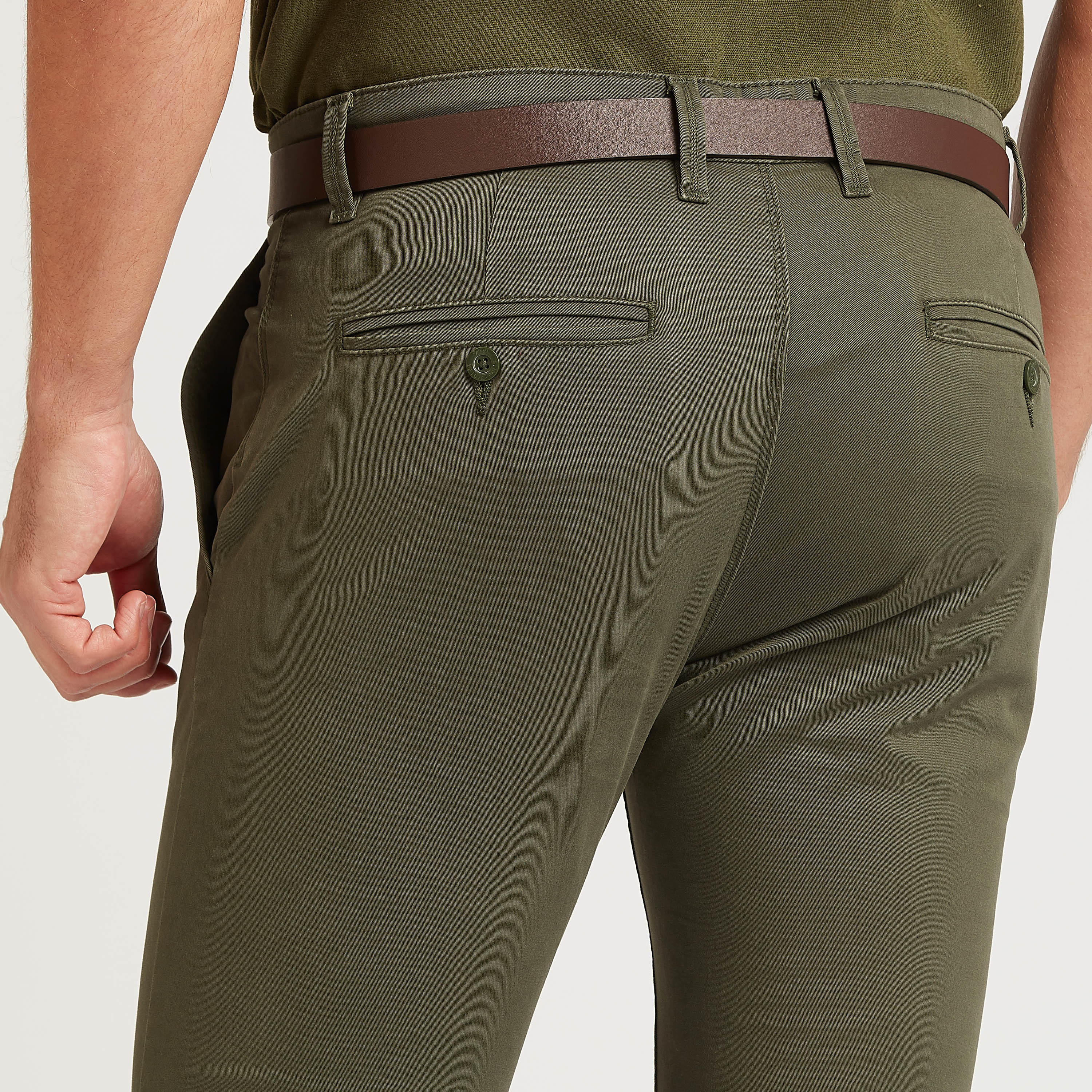بنطلون شينو طويل سادة بقصّة سليم وخصر متوسط الارتفاع وجيوب-men-clothing-bottoms-trousersandchinos-trousers-image-17
