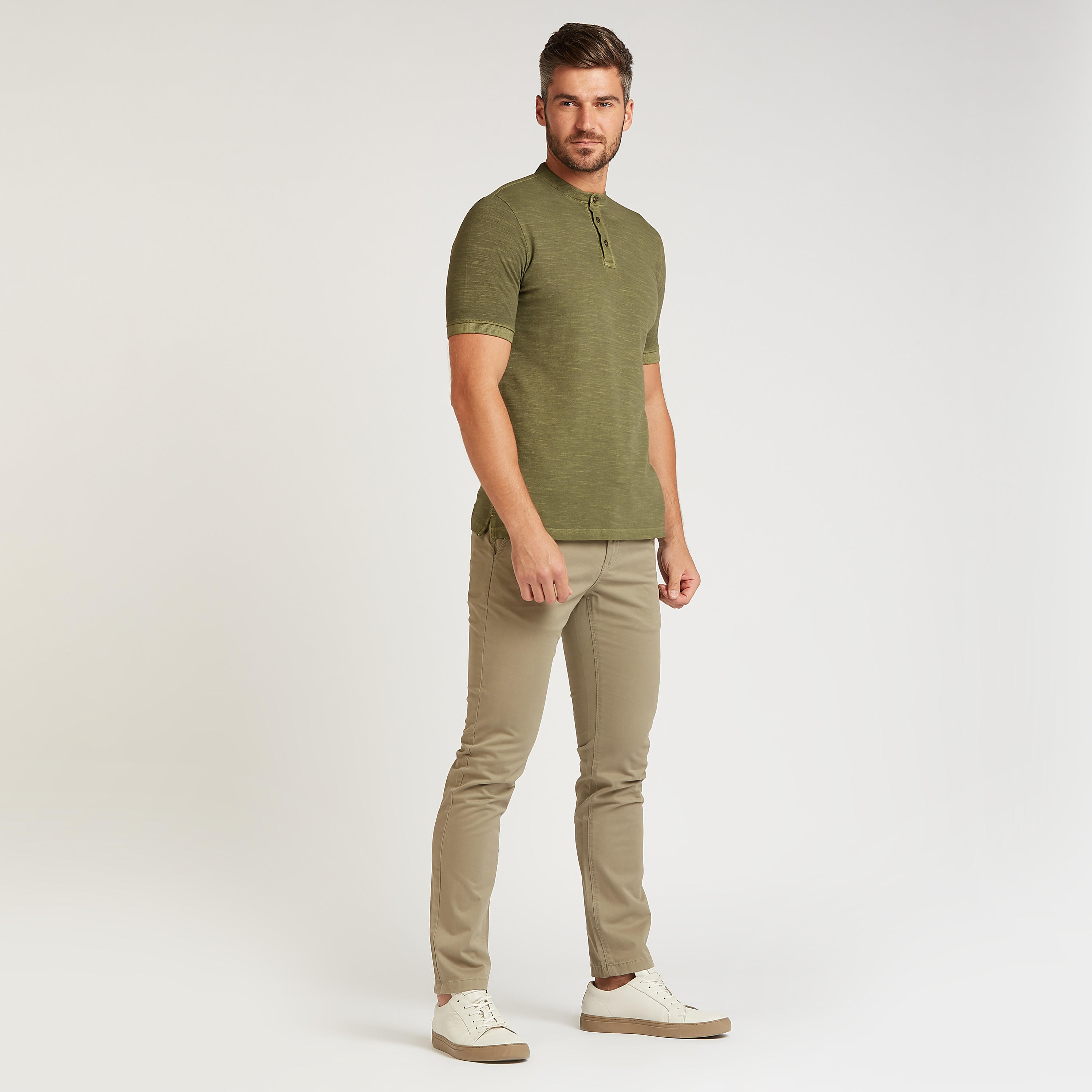 بنطلون شينو طويل سادة بقصّة سليم وخصر متوسط الارتفاع وجيوب-men-clothing-bottoms-trousersandchinos-trousers-image-26
