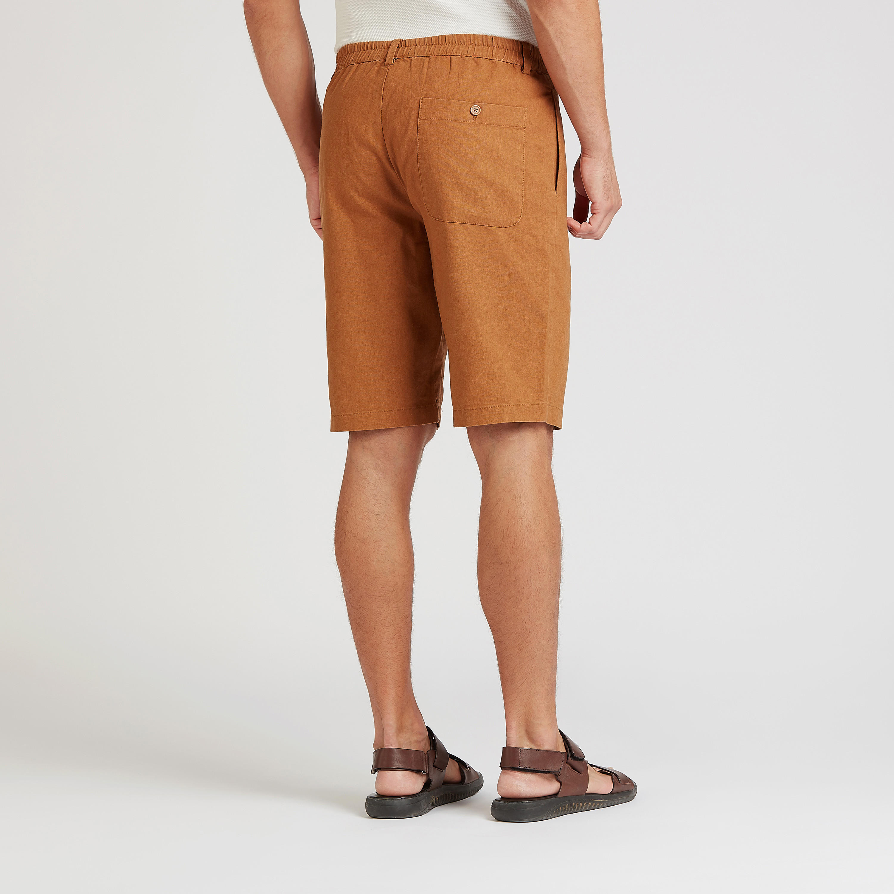 شورت كتّان سليم فيت سادة بخصر متوسط الارتفاع وجيوب وعراوي-men-clothing-bottoms-shorts-image-4